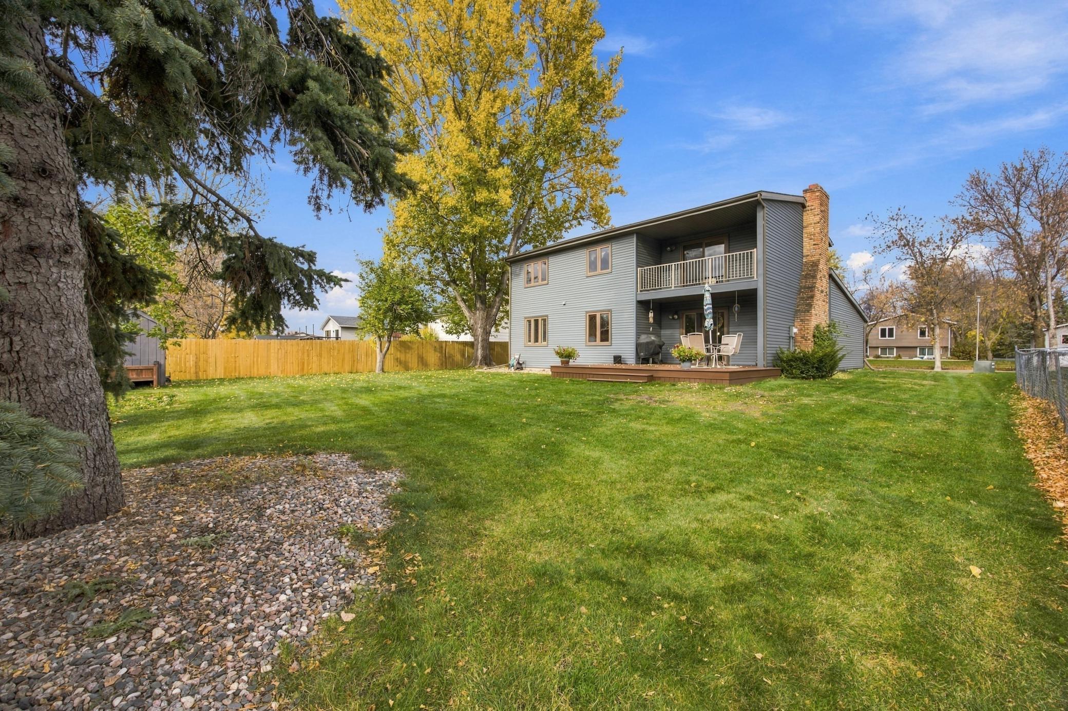 1977 single family home for sale at 707 10th Avenue E in West Fargo, ND — 3 bed, 3 bath (photo 3 of 42)