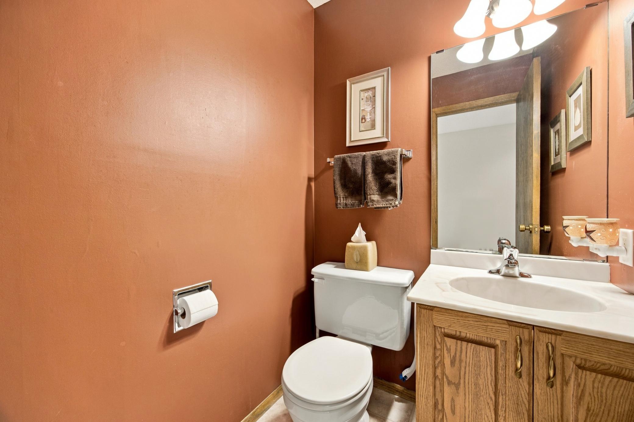 1977 single family home for sale at 707 10th Avenue E in West Fargo, ND — 3 bed, 3 bath (photo 23 of 42)
