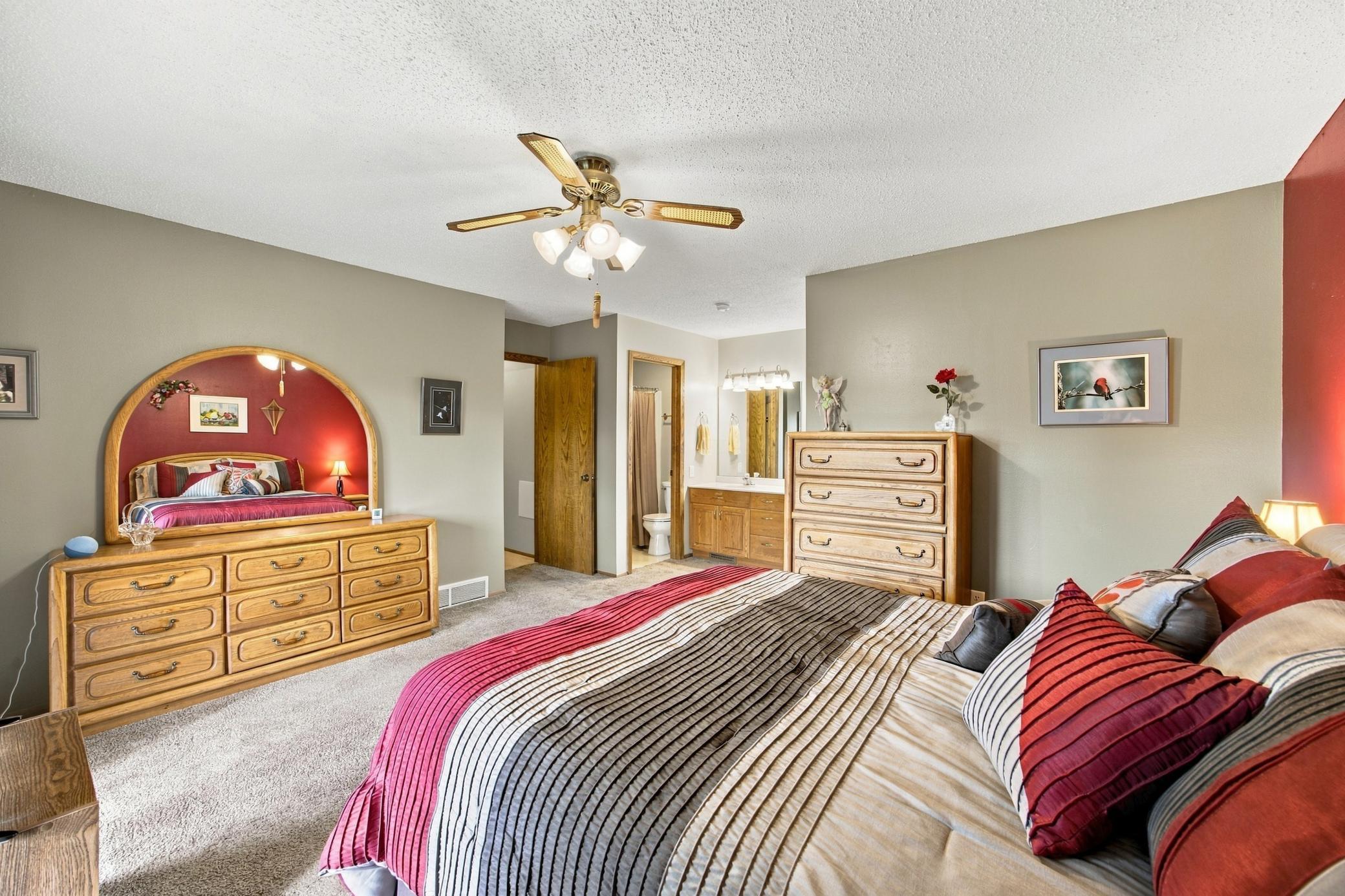 1977 single family home for sale at 707 10th Avenue E in West Fargo, ND — 3 bed, 3 bath (photo 26 of 42)