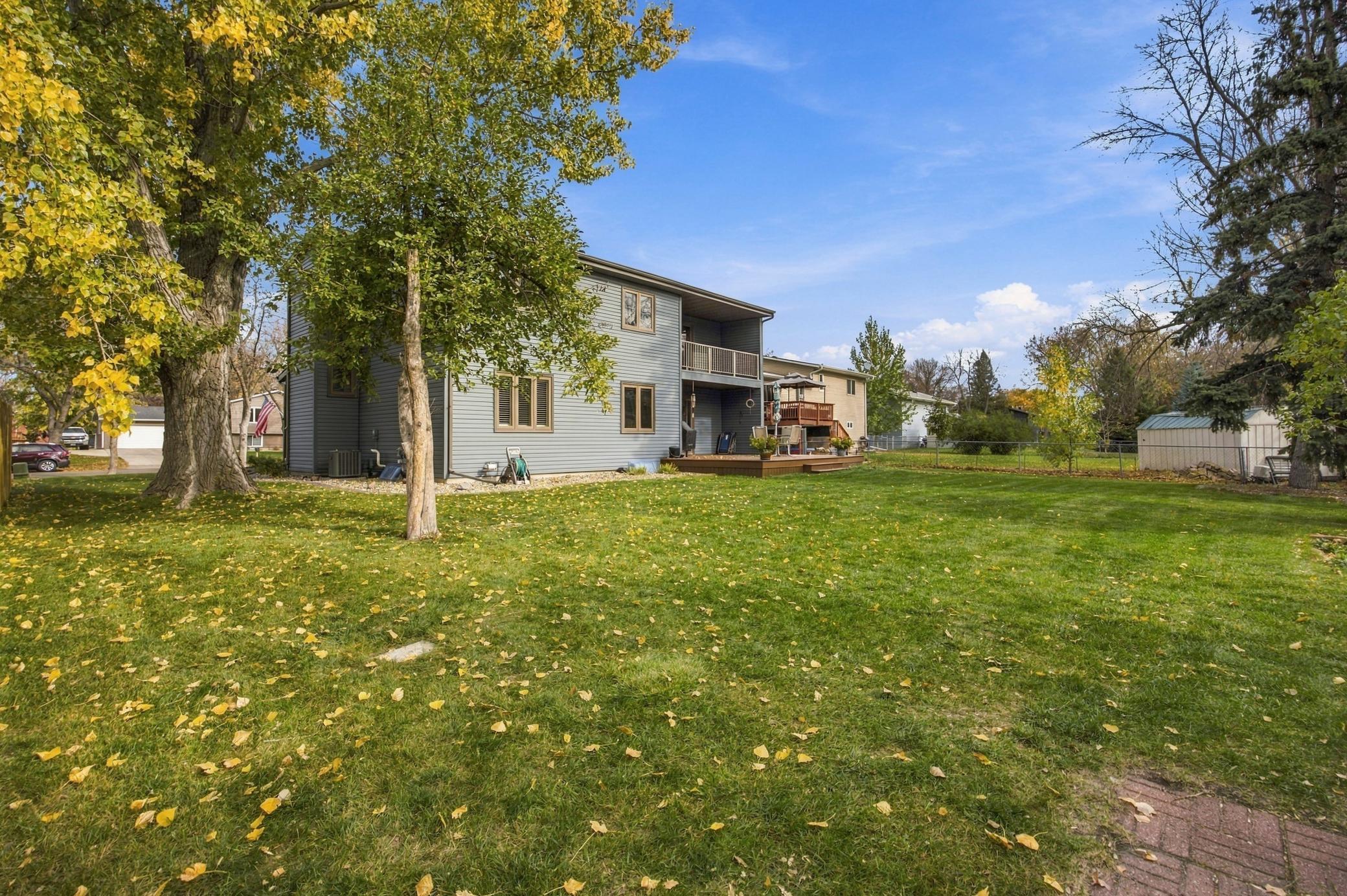 1977 single family home for sale at 707 10th Avenue E in West Fargo, ND — 3 bed, 3 bath (photo 4 of 42)