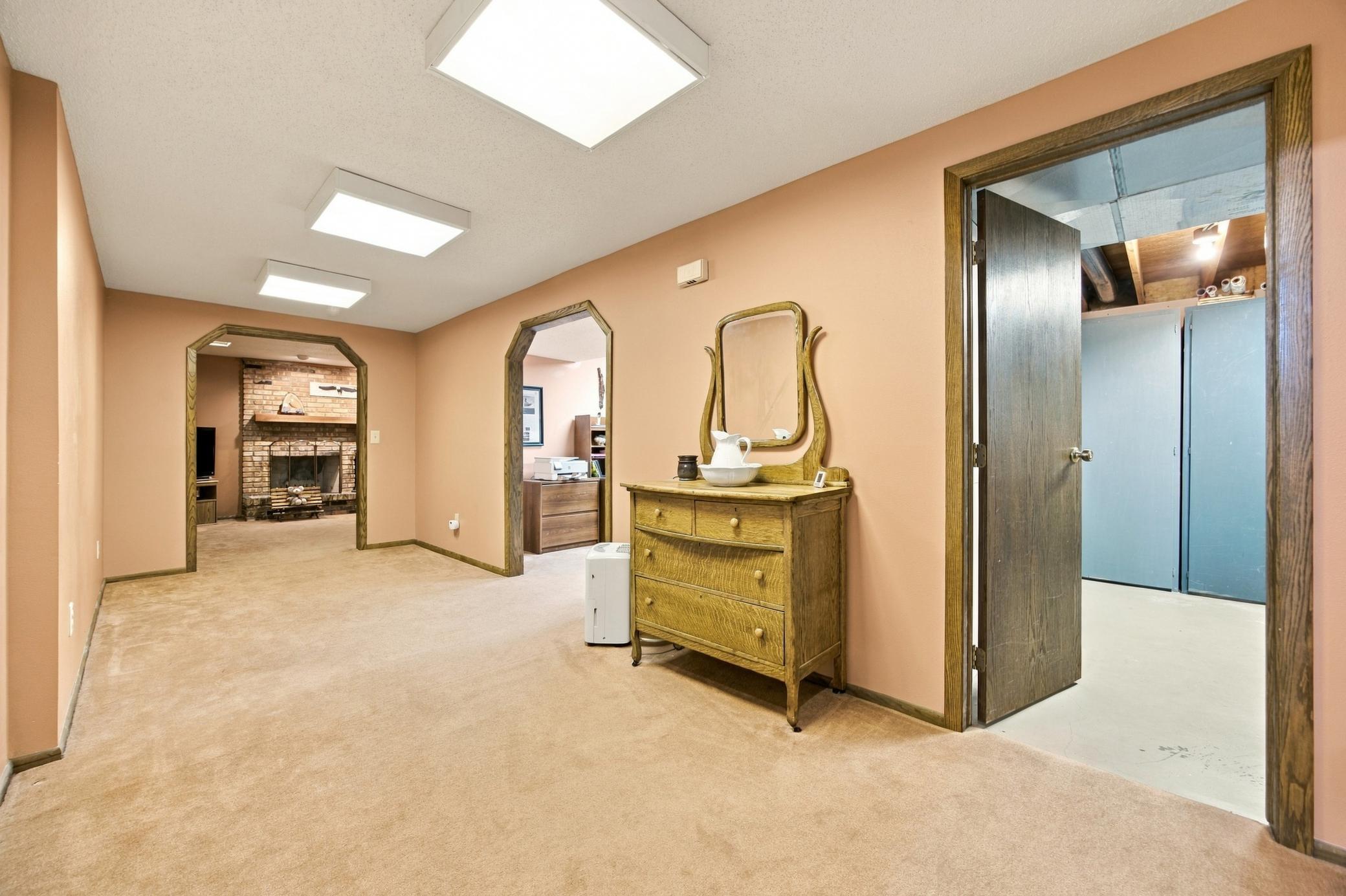 1977 single family home for sale at 707 10th Avenue E in West Fargo, ND — 3 bed, 3 bath (photo 35 of 42)
