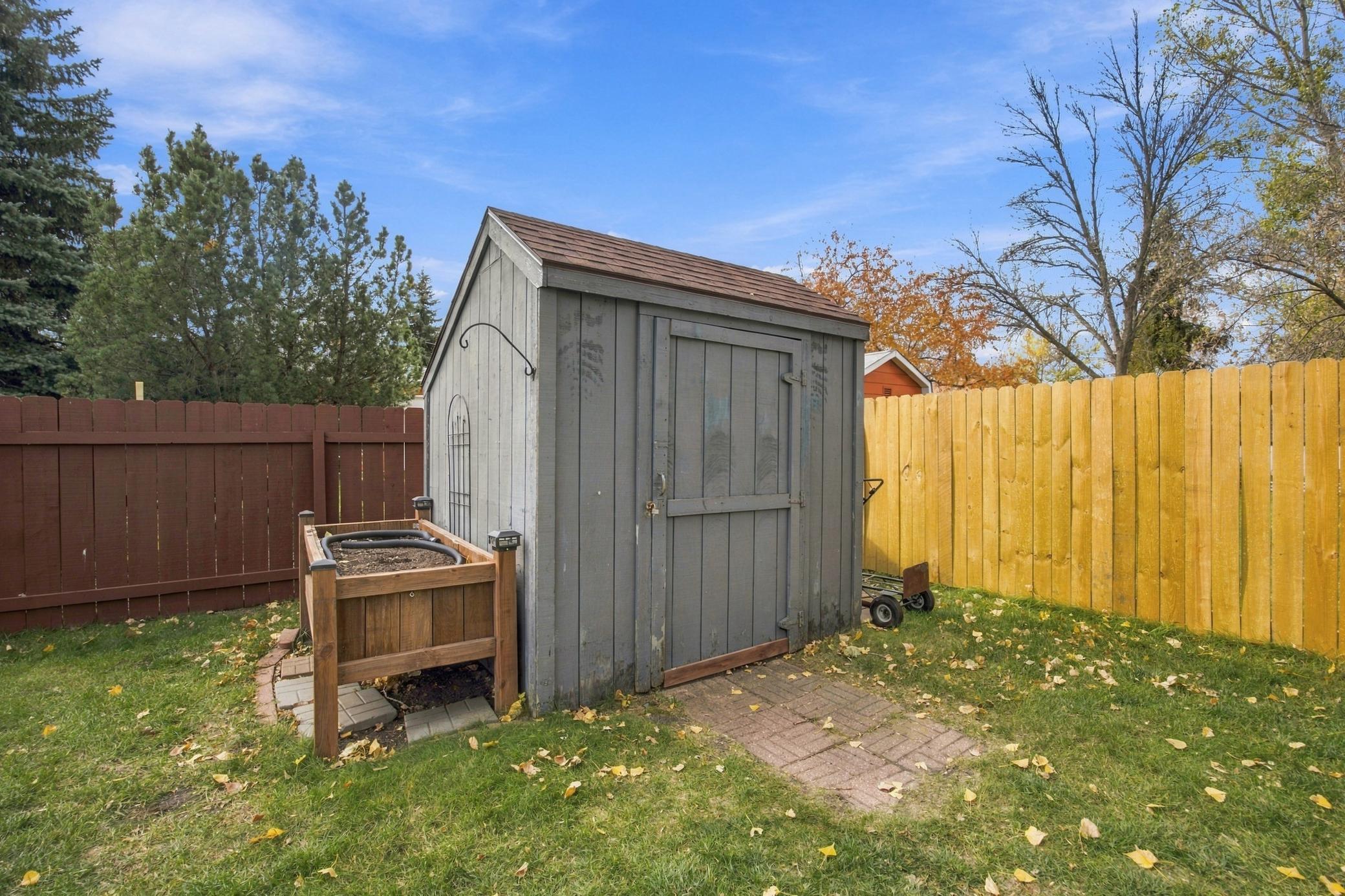 1977 single family home for sale at 707 10th Avenue E in West Fargo, ND — 3 bed, 3 bath (photo 8 of 42)