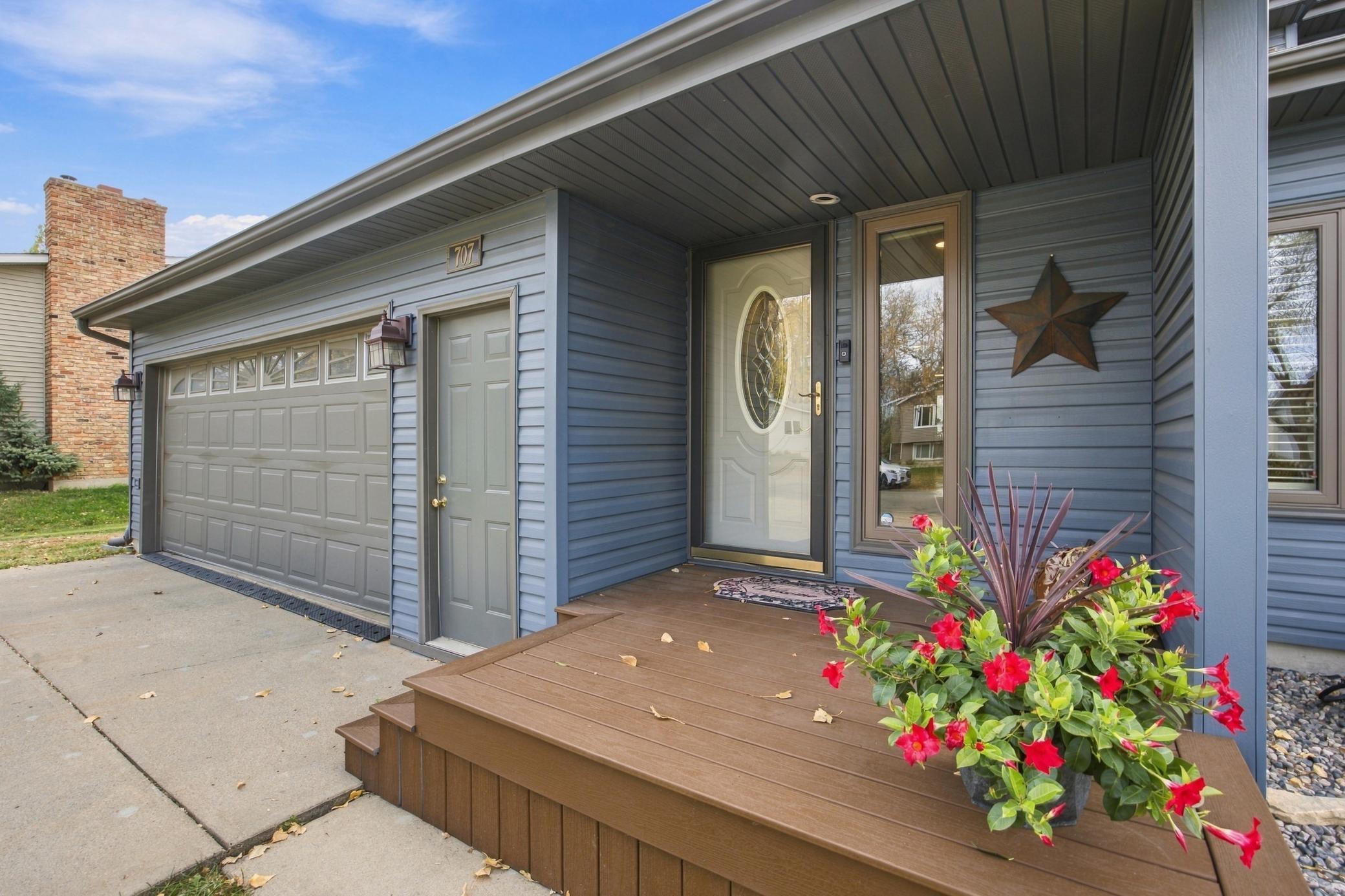 1977 single family home for sale at 707 10th Avenue E in West Fargo, ND — 3 bed, 3 bath (photo 9 of 42)