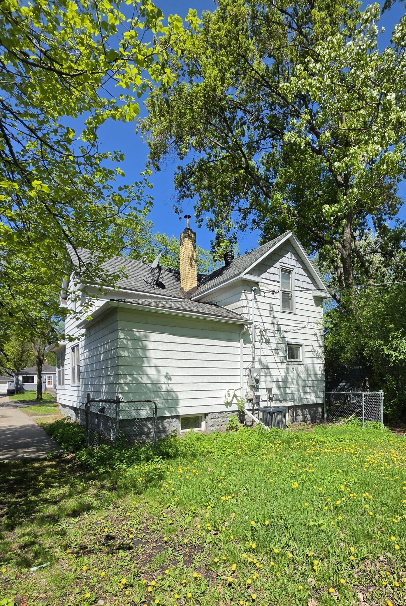 1908 single family home for sale at 1511 9th Street N in Fargo, ND — 4 bed, 2 bath (photo 13 of 27)