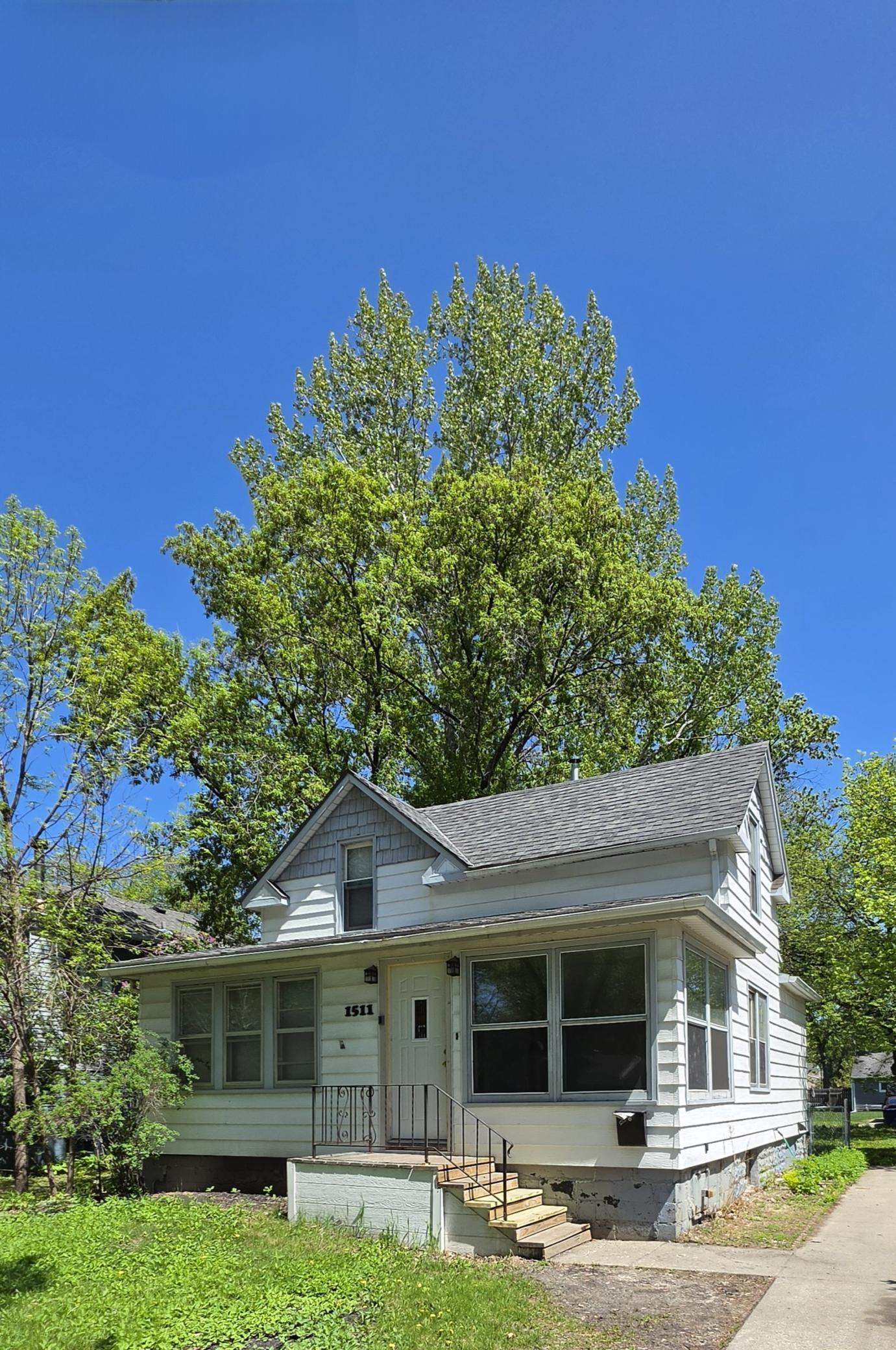1908 single family home for sale at 1511 9th Street N in Fargo, ND — 4 bed, 2 bath (photo 17 of 27)