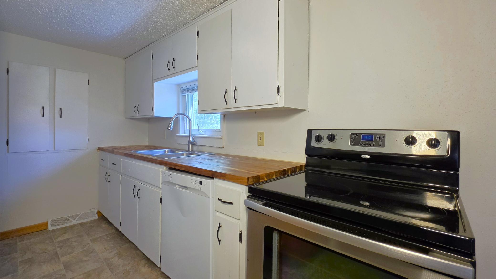 1908 single family home for sale at 1511 9th Street N in Fargo, ND — 4 bed, 2 bath (photo 6 of 27)