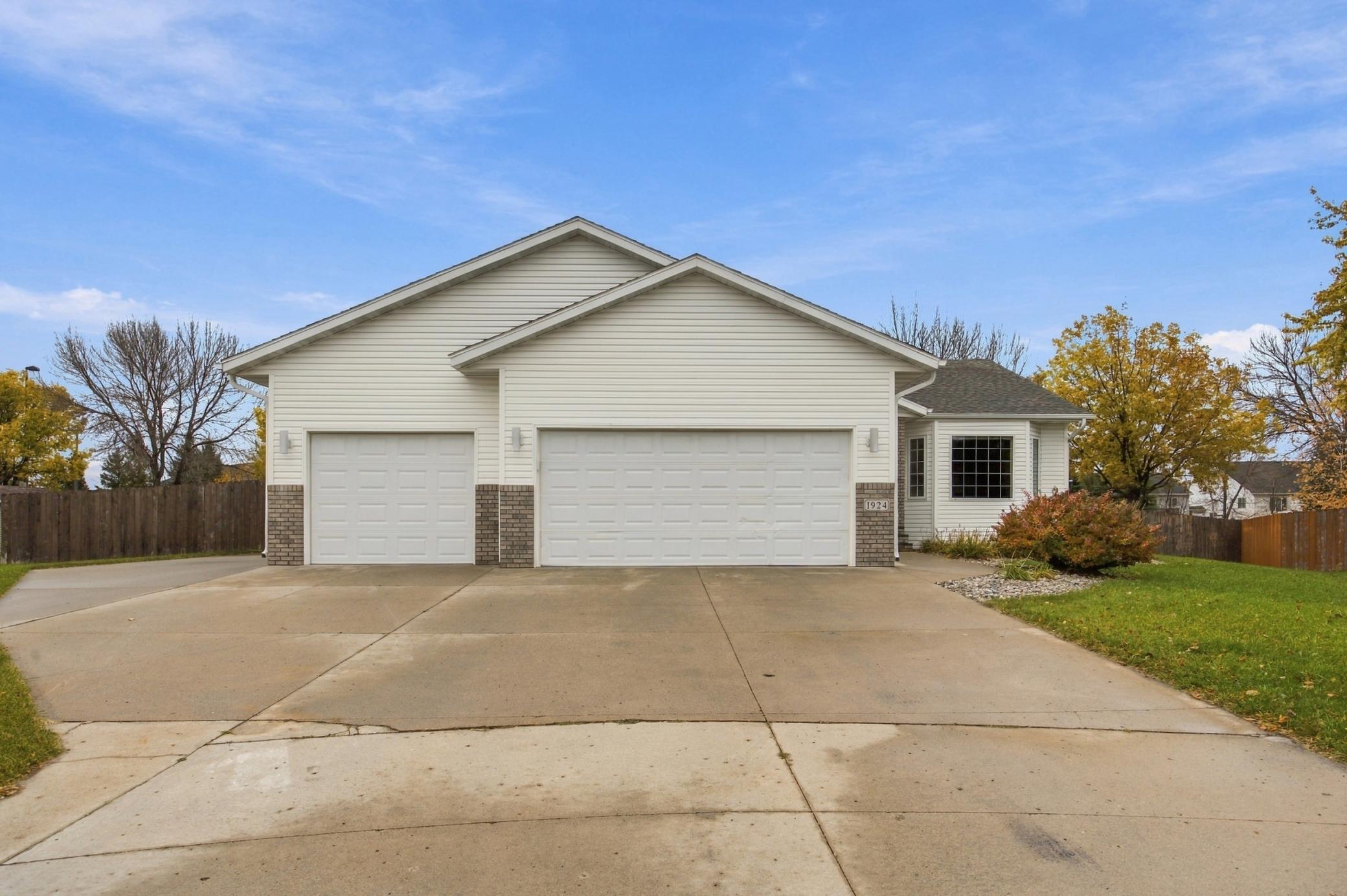 2003 single family home for sale at 1924 33rd Street S in Moorhead, MN — 5 bed, 3 bath (photo 2 of 28)