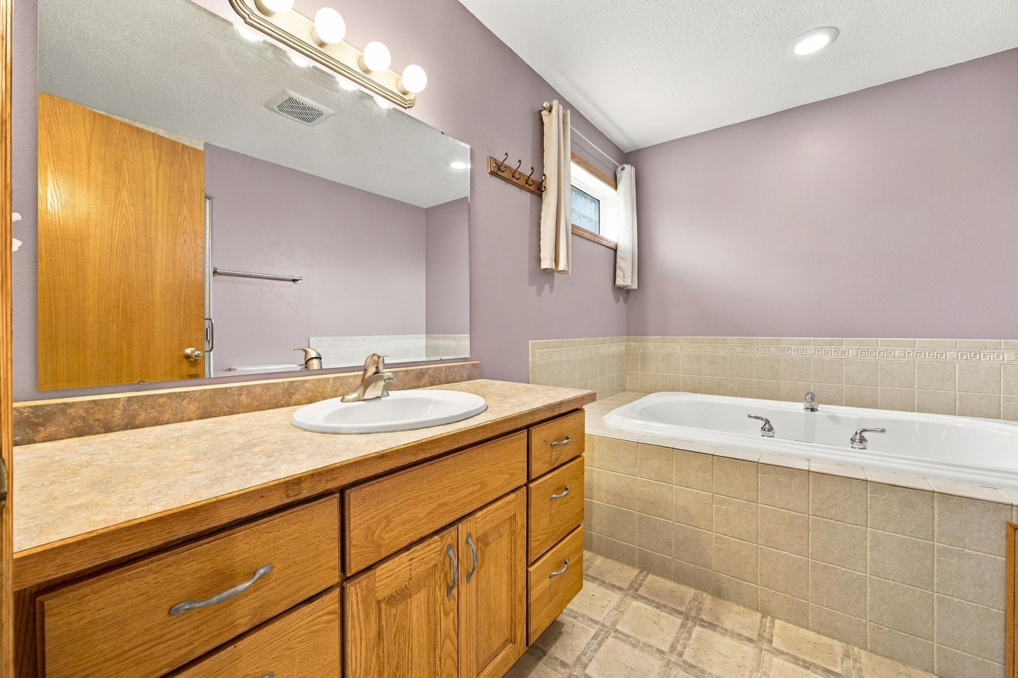 2003 single family home for sale at 1924 33rd Street S in Moorhead, MN — 5 bed, 3 bath (photo 13 of 28)