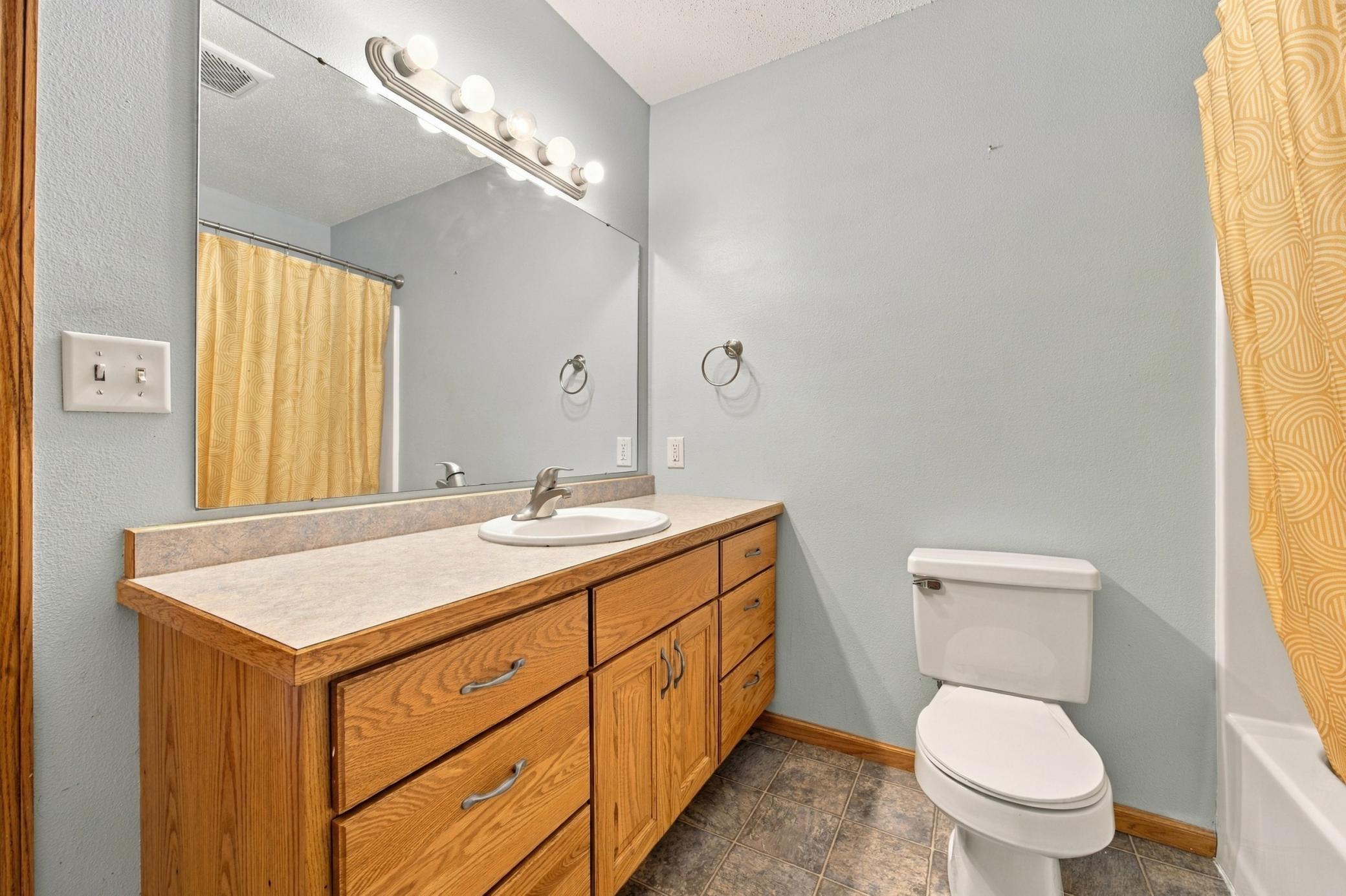 2003 single family home for sale at 1924 33rd Street S in Moorhead, MN — 5 bed, 3 bath (photo 15 of 28)