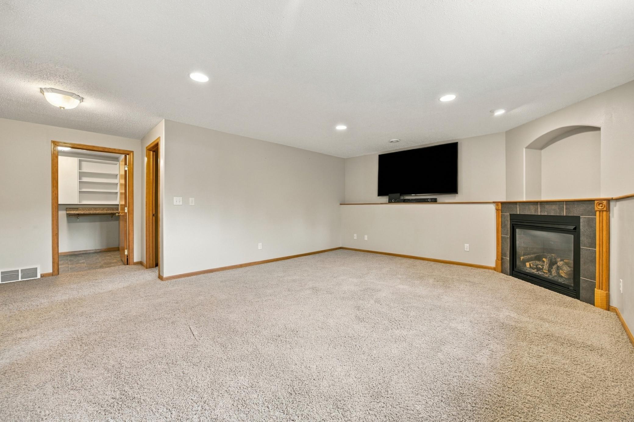 2003 single family home for sale at 1924 33rd Street S in Moorhead, MN — 5 bed, 3 bath (photo 17 of 28)