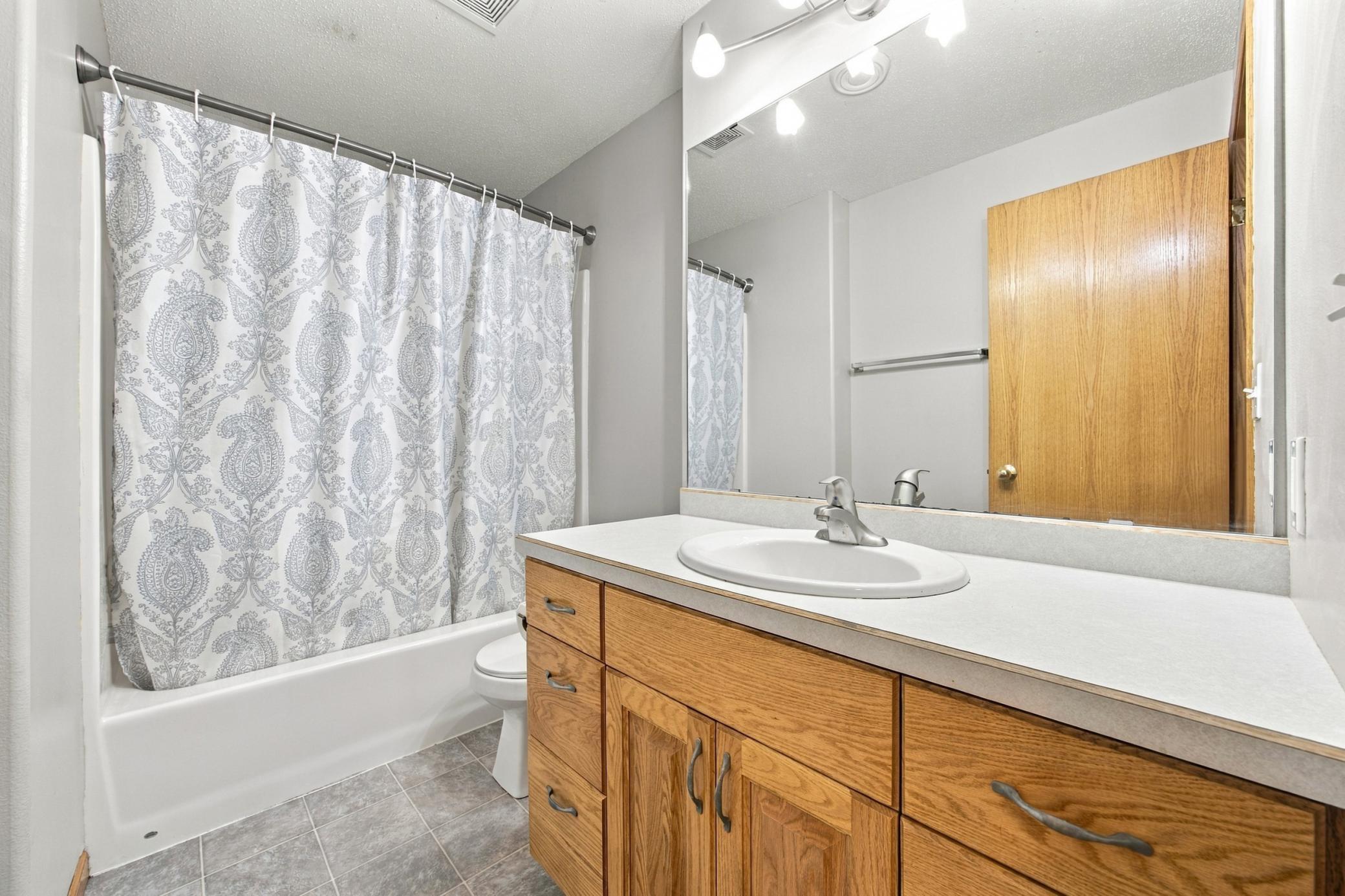 2003 single family home for sale at 1924 33rd Street S in Moorhead, MN — 5 bed, 3 bath (photo 19 of 28)
