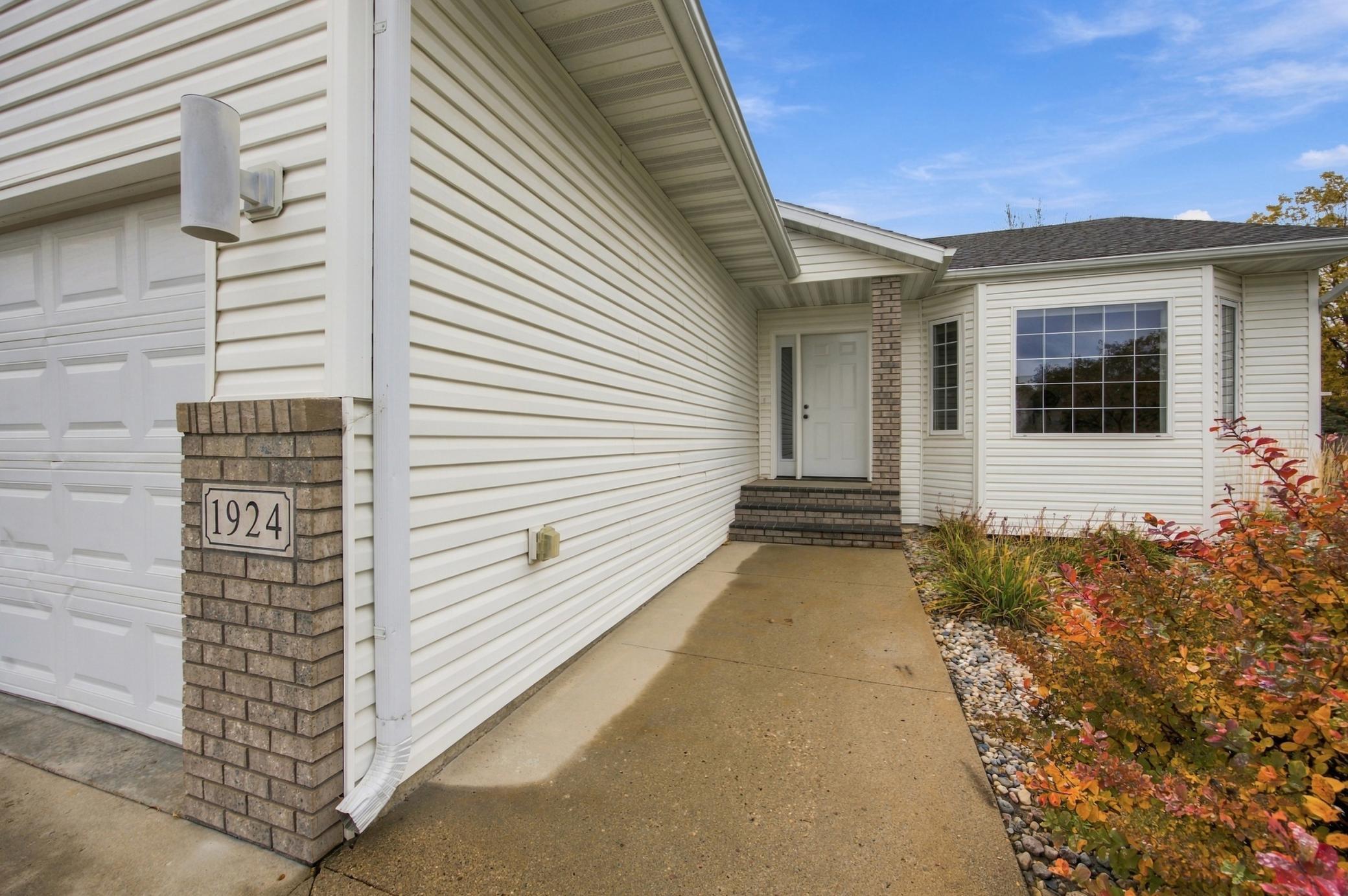 2003 single family home for sale at 1924 33rd Street S in Moorhead, MN — 5 bed, 3 bath (photo 3 of 28)