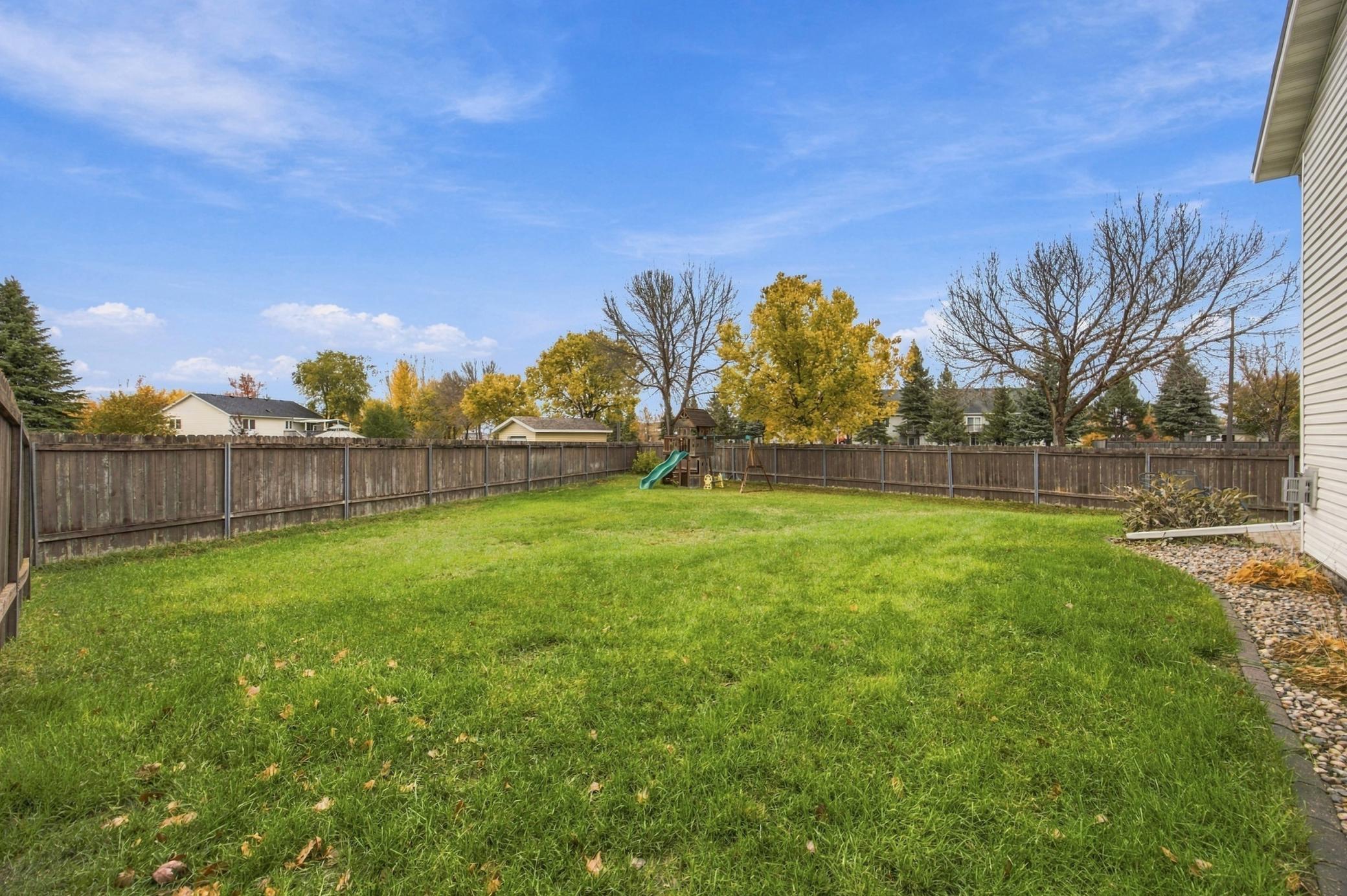 2003 single family home for sale at 1924 33rd Street S in Moorhead, MN — 5 bed, 3 bath (photo 26 of 28)
