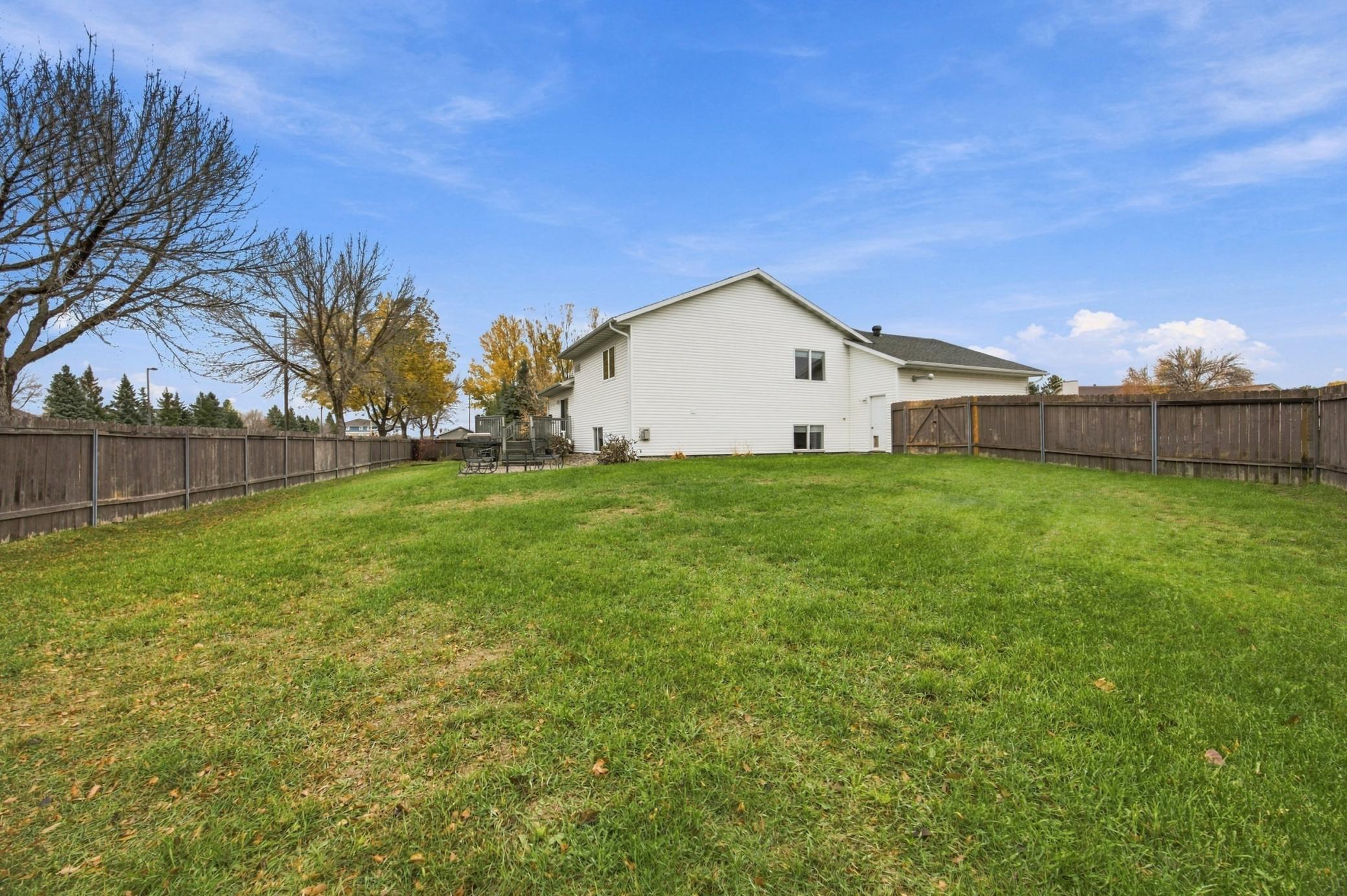 2003 single family home for sale at 1924 33rd Street S in Moorhead, MN — 5 bed, 3 bath (photo 27 of 28)