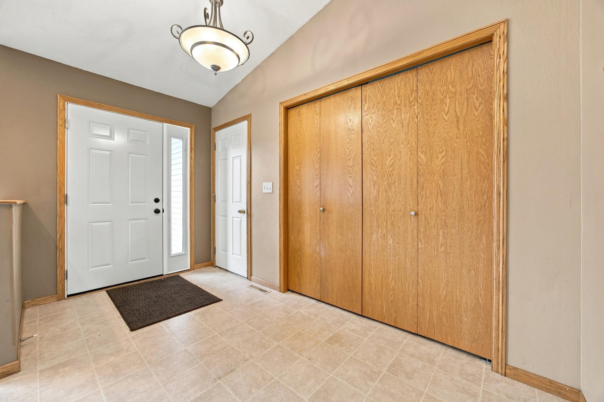 2003 single family home for sale at 1924 33rd Street S in Moorhead, MN — 5 bed, 3 bath (photo 4 of 28)