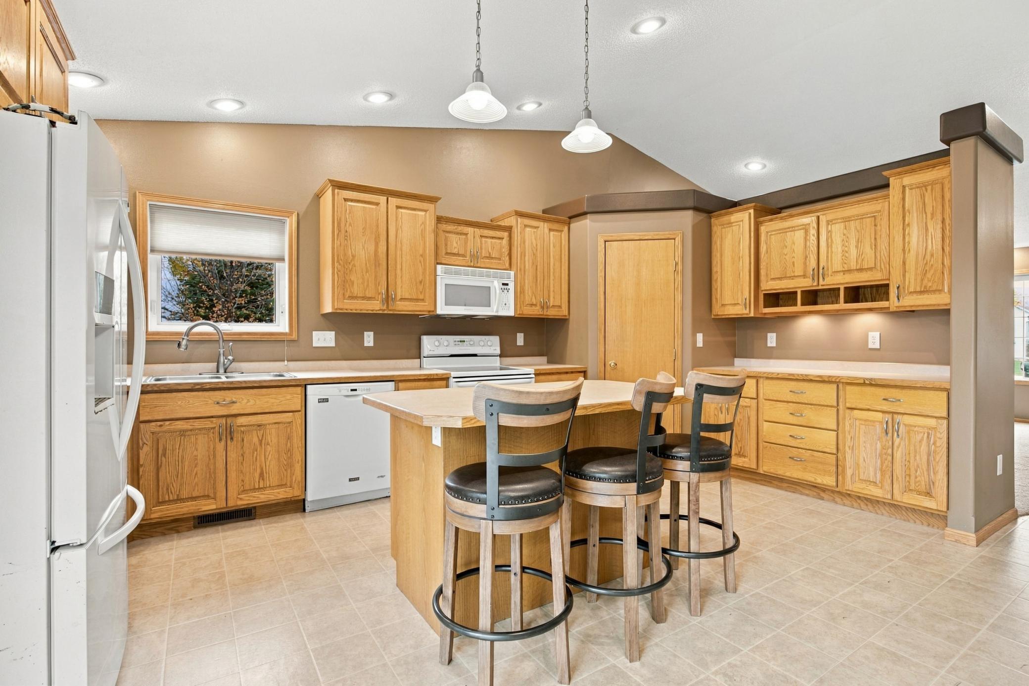 2003 single family home for sale at 1924 33rd Street S in Moorhead, MN — 5 bed, 3 bath (photo 5 of 28)