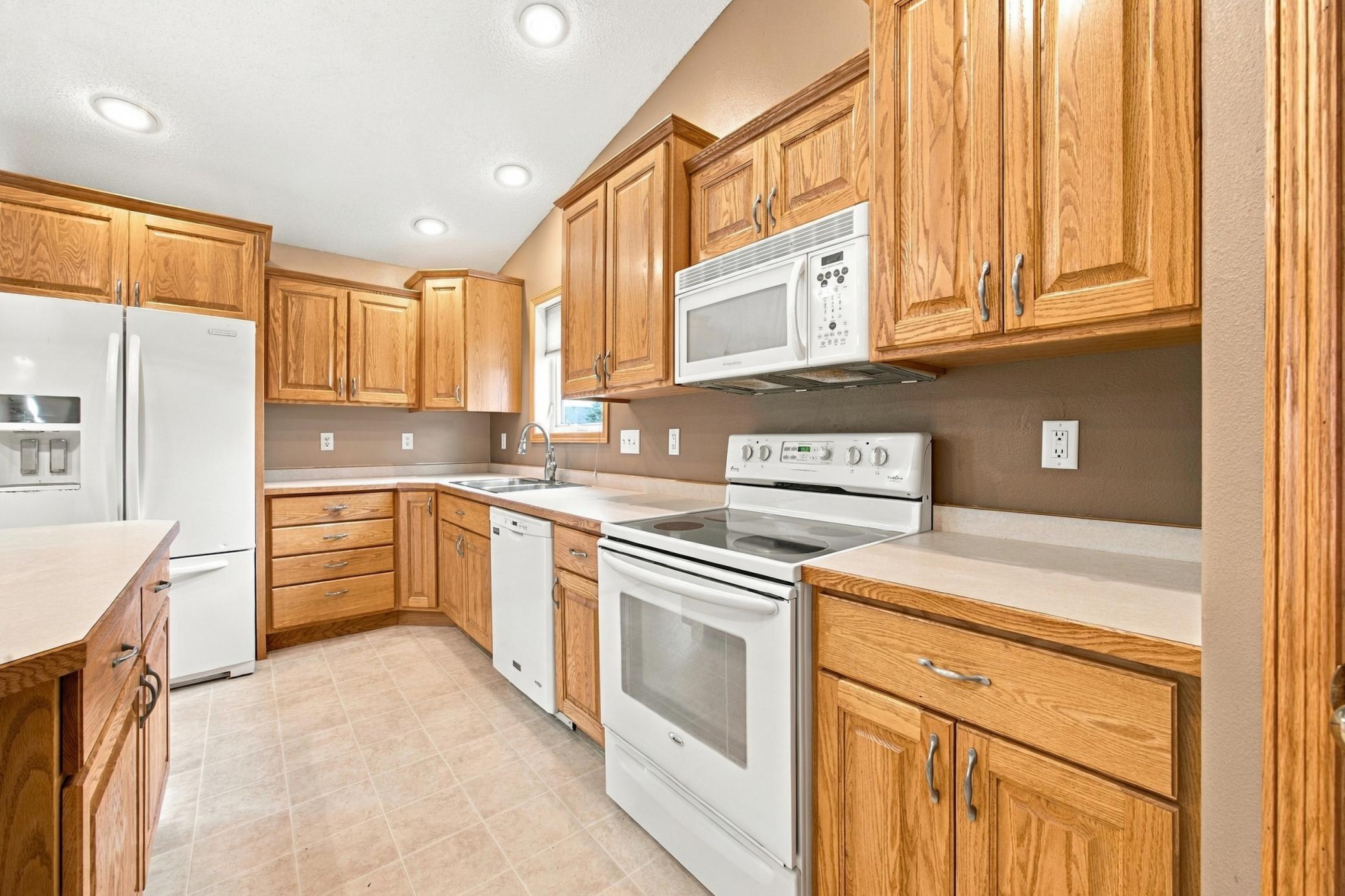 2003 single family home for sale at 1924 33rd Street S in Moorhead, MN — 5 bed, 3 bath (photo 6 of 28)