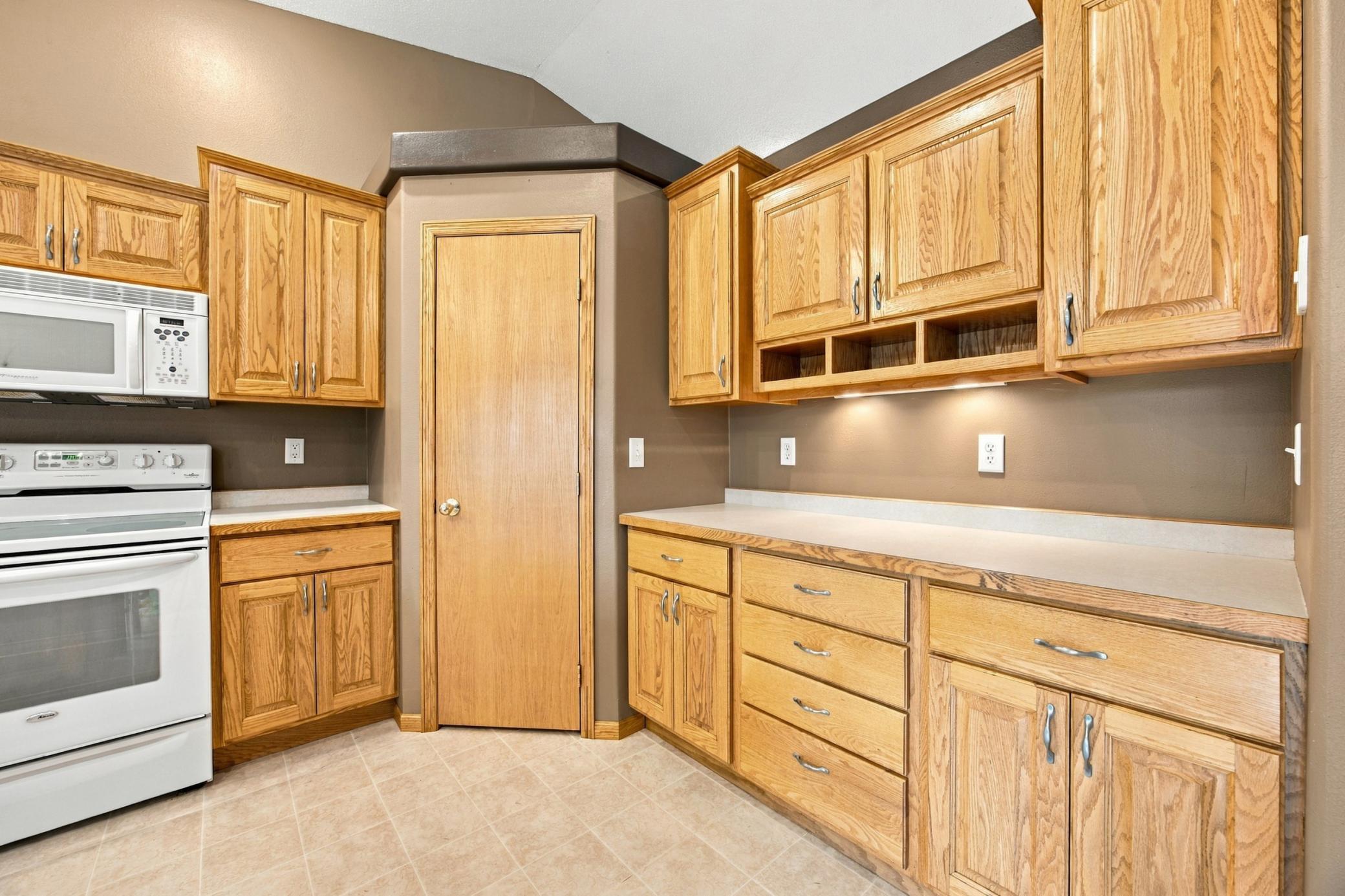 2003 single family home for sale at 1924 33rd Street S in Moorhead, MN — 5 bed, 3 bath (photo 7 of 28)