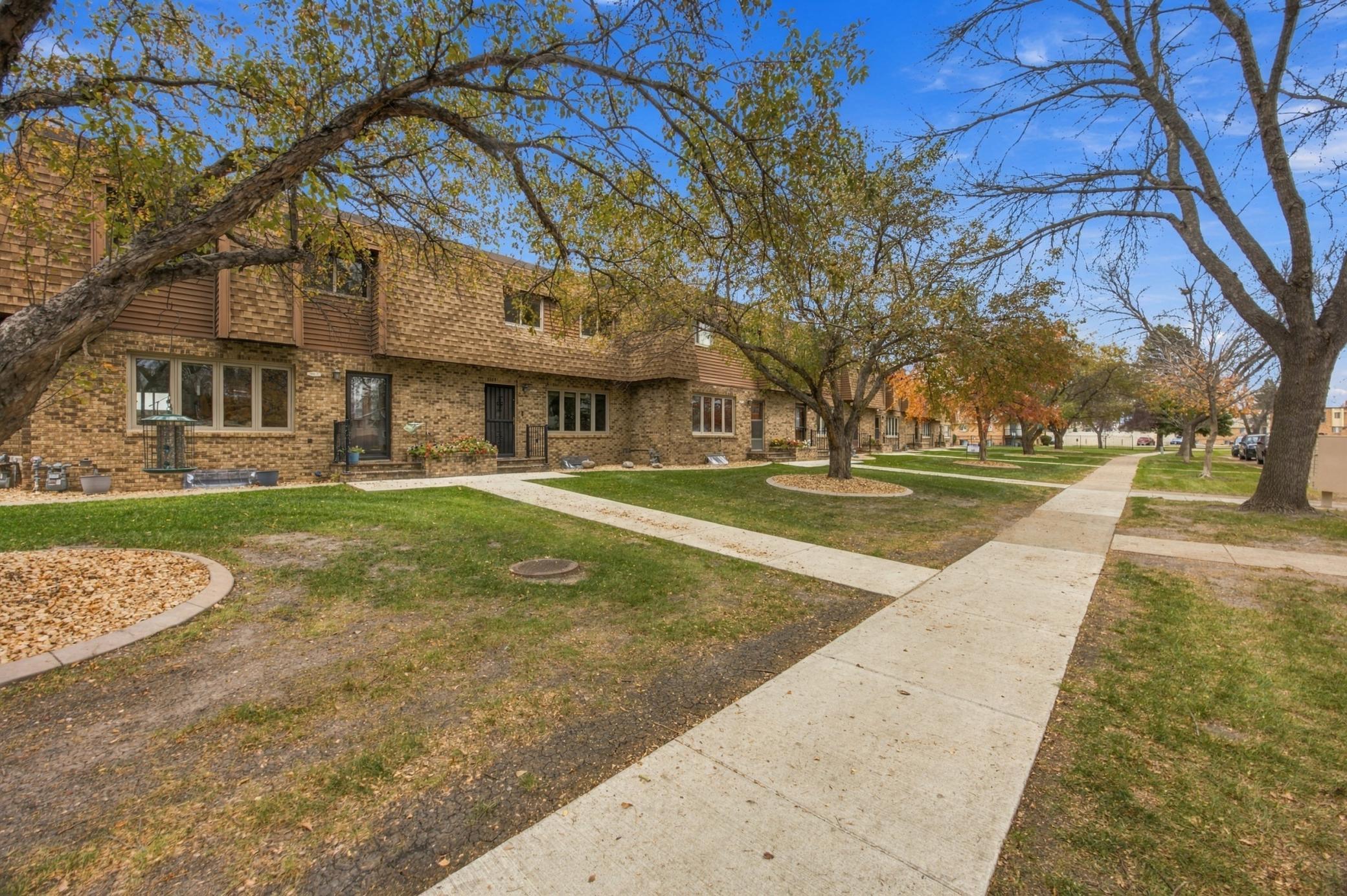 1978 townhouse for sale at 1402 E Gateway Circle S in Fargo, ND — 2 bed, 2 bath (photo 2 of 41)