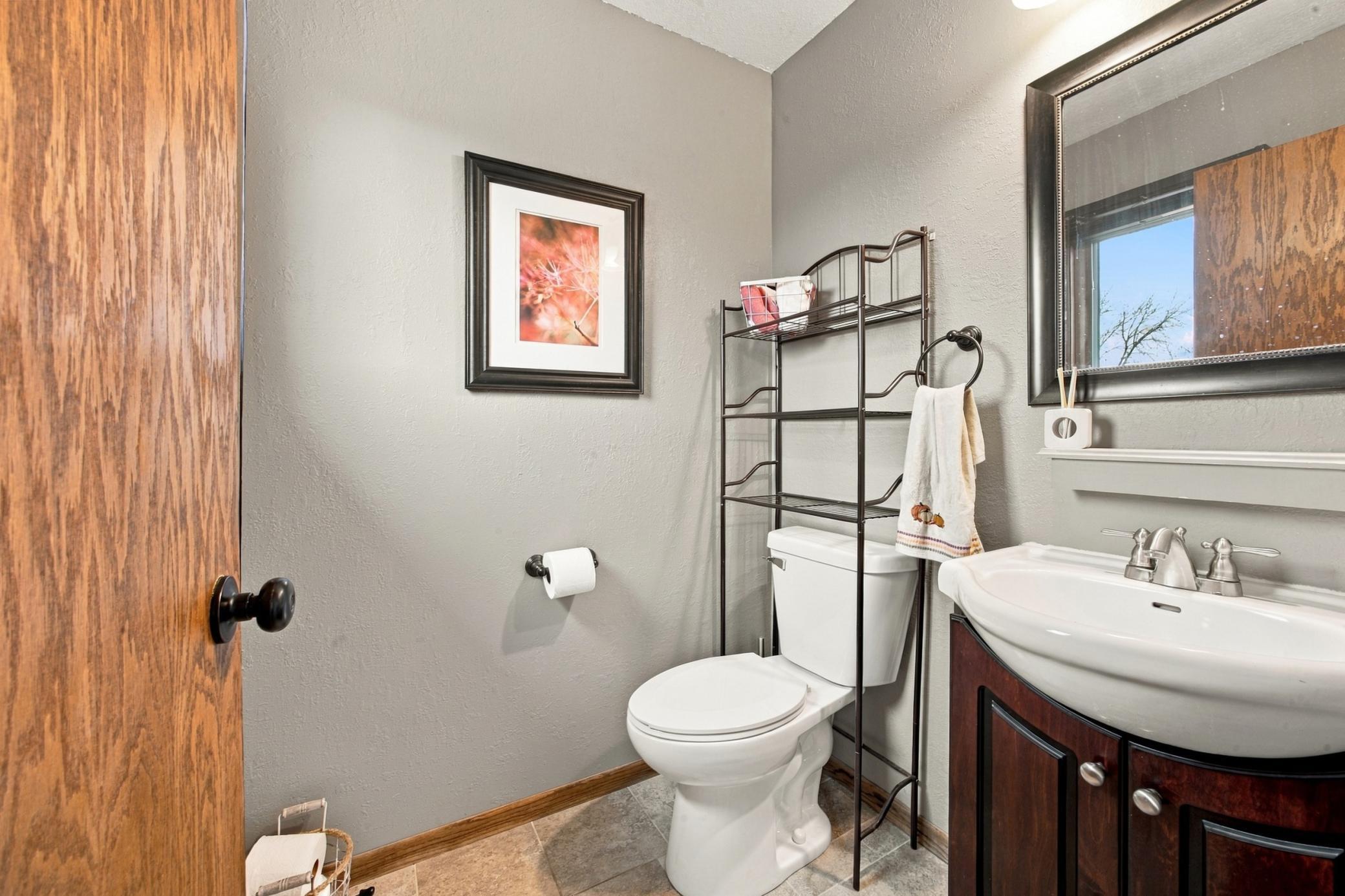 1978 townhouse for sale at 1402 E Gateway Circle S in Fargo, ND — 2 bed, 2 bath (photo 13 of 41)
