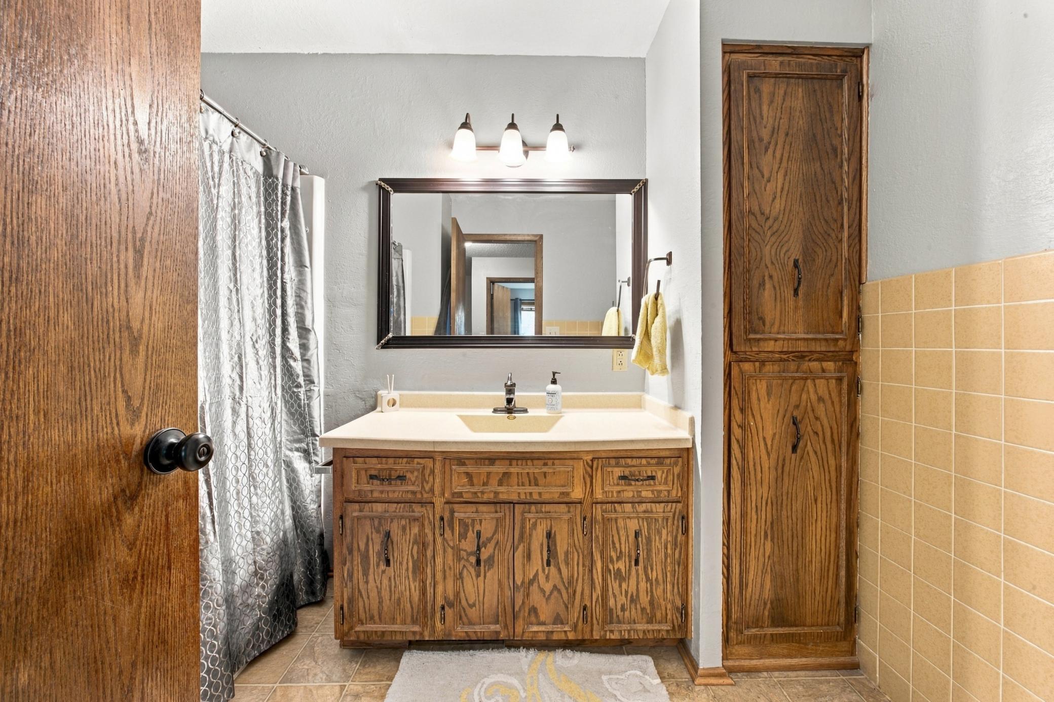 1978 townhouse for sale at 1402 E Gateway Circle S in Fargo, ND — 2 bed, 2 bath (photo 18 of 41)