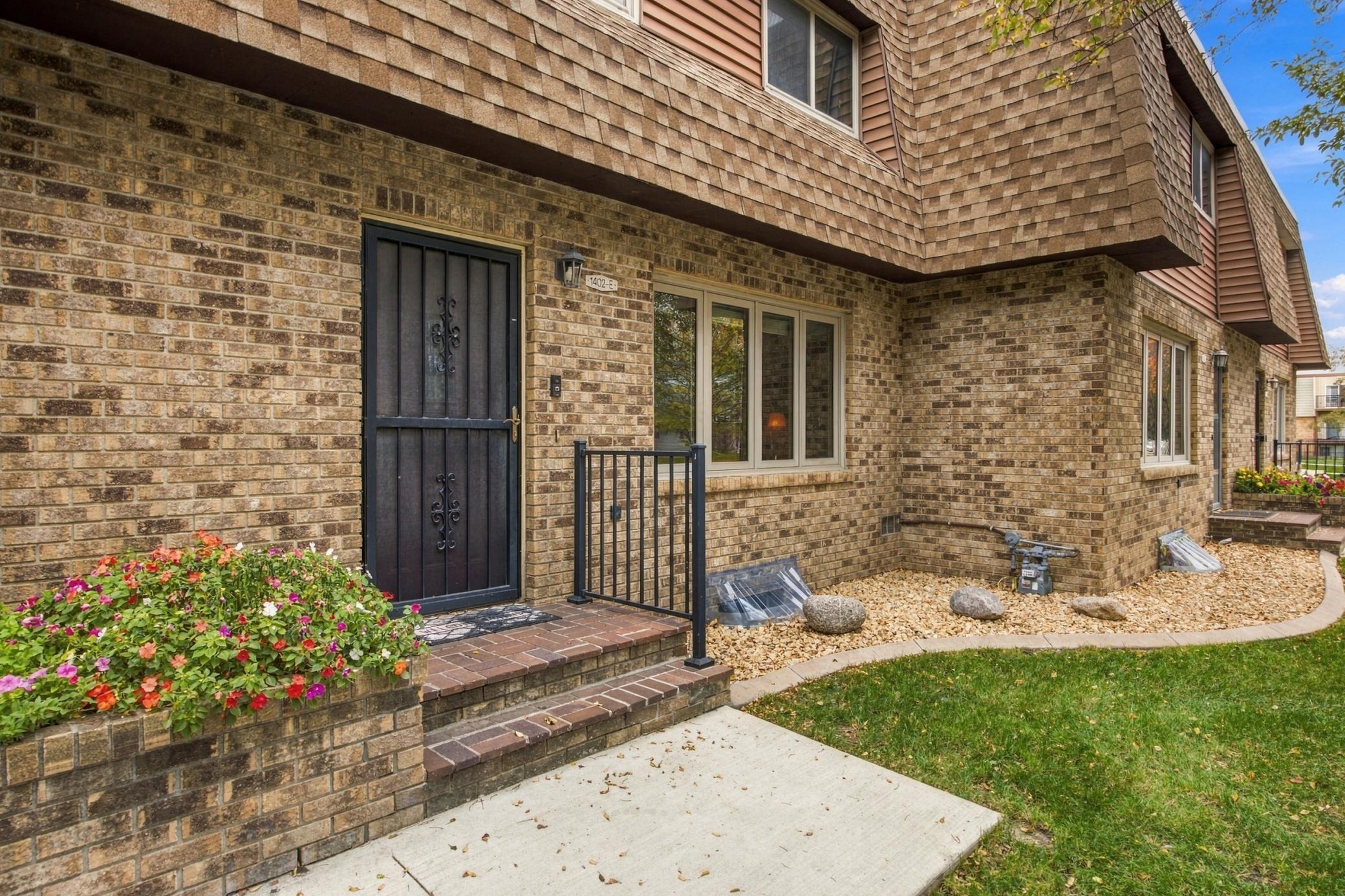 1978 townhouse for sale at 1402 E Gateway Circle S in Fargo, ND — 2 bed, 2 bath (photo 3 of 41)