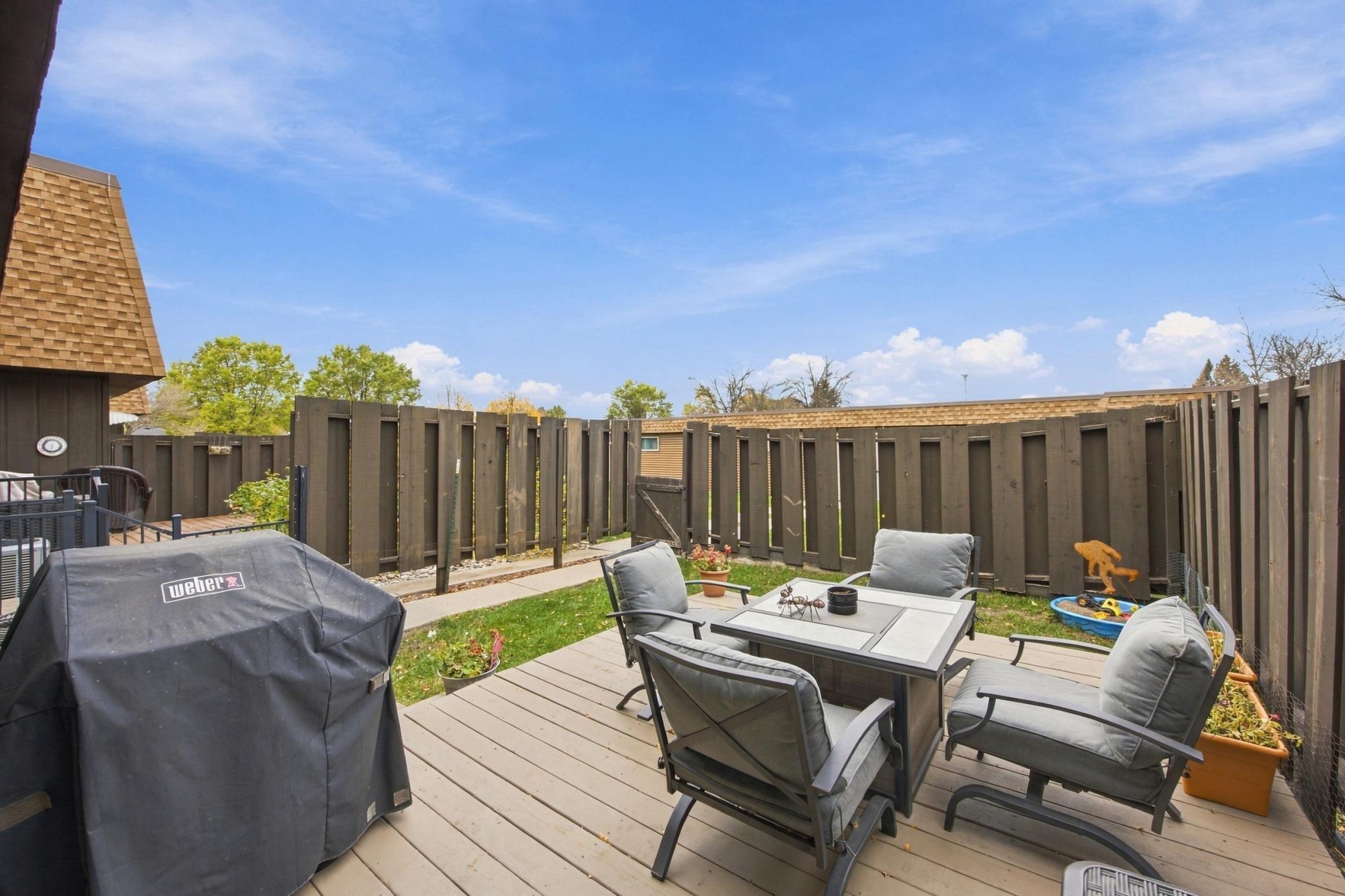 1978 townhouse for sale at 1402 E Gateway Circle S in Fargo, ND — 2 bed, 2 bath (photo 24 of 41)