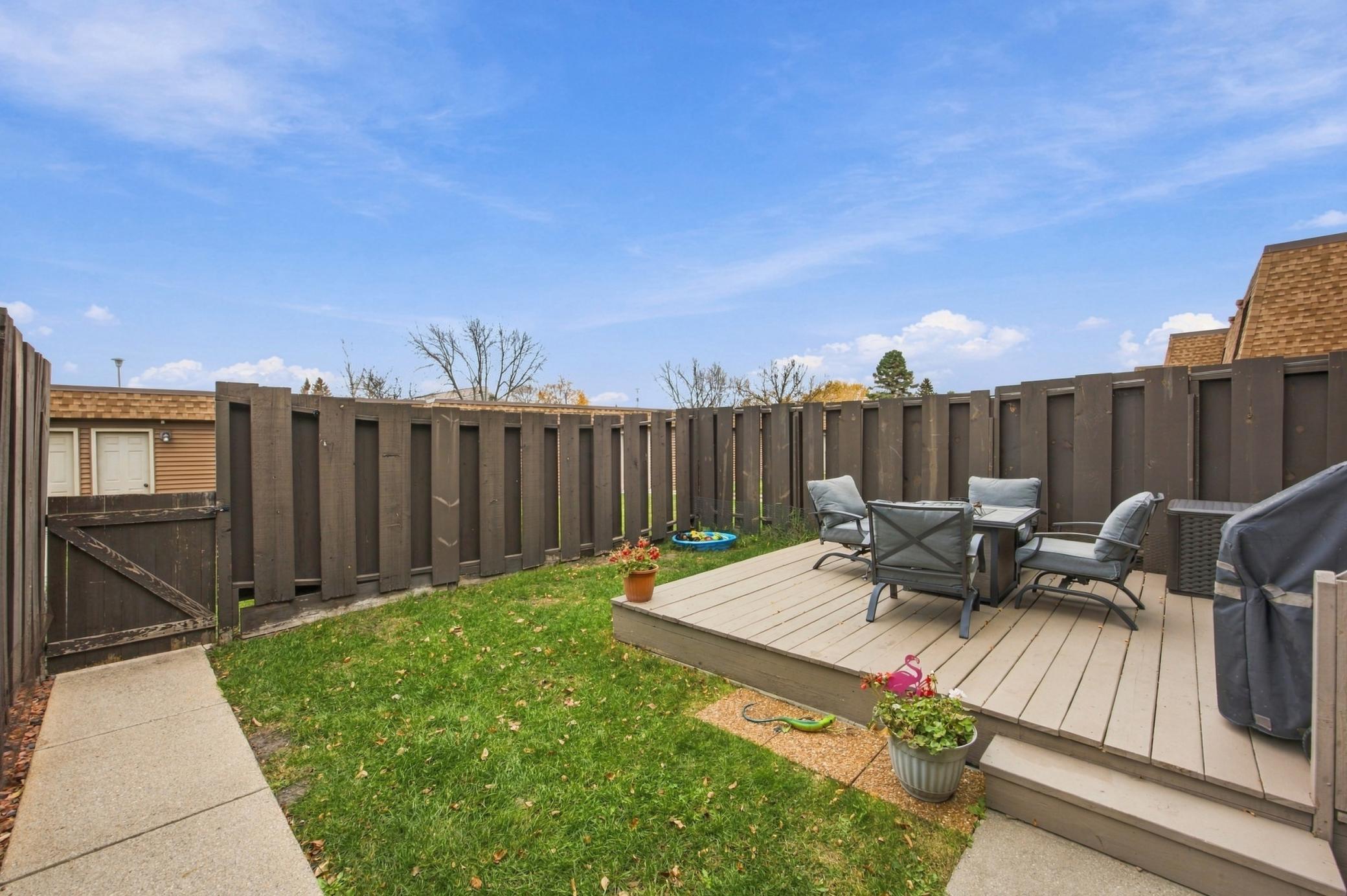 1978 townhouse for sale at 1402 E Gateway Circle S in Fargo, ND — 2 bed, 2 bath (photo 25 of 41)