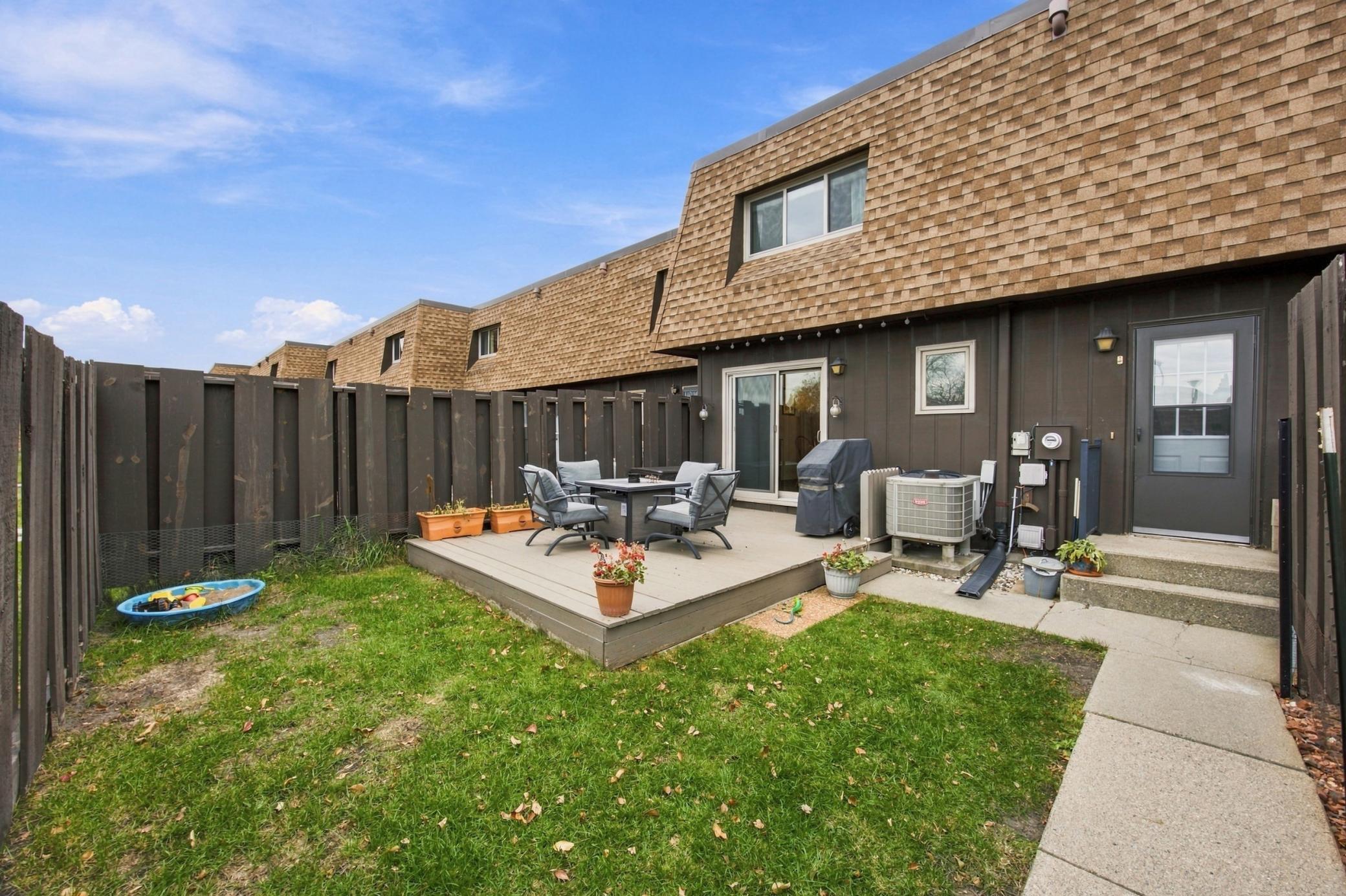 1978 townhouse for sale at 1402 E Gateway Circle S in Fargo, ND — 2 bed, 2 bath (photo 26 of 41)