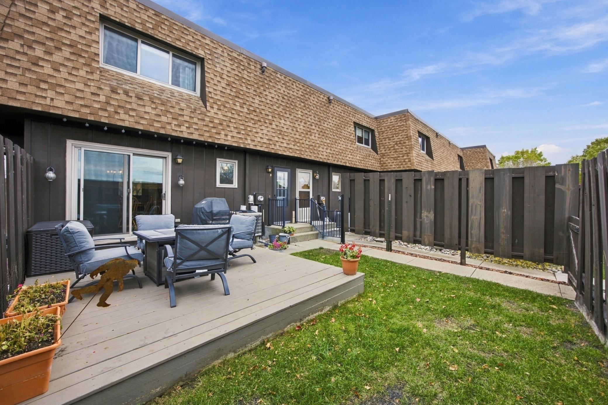 1978 townhouse for sale at 1402 E Gateway Circle S in Fargo, ND — 2 bed, 2 bath (photo 27 of 41)