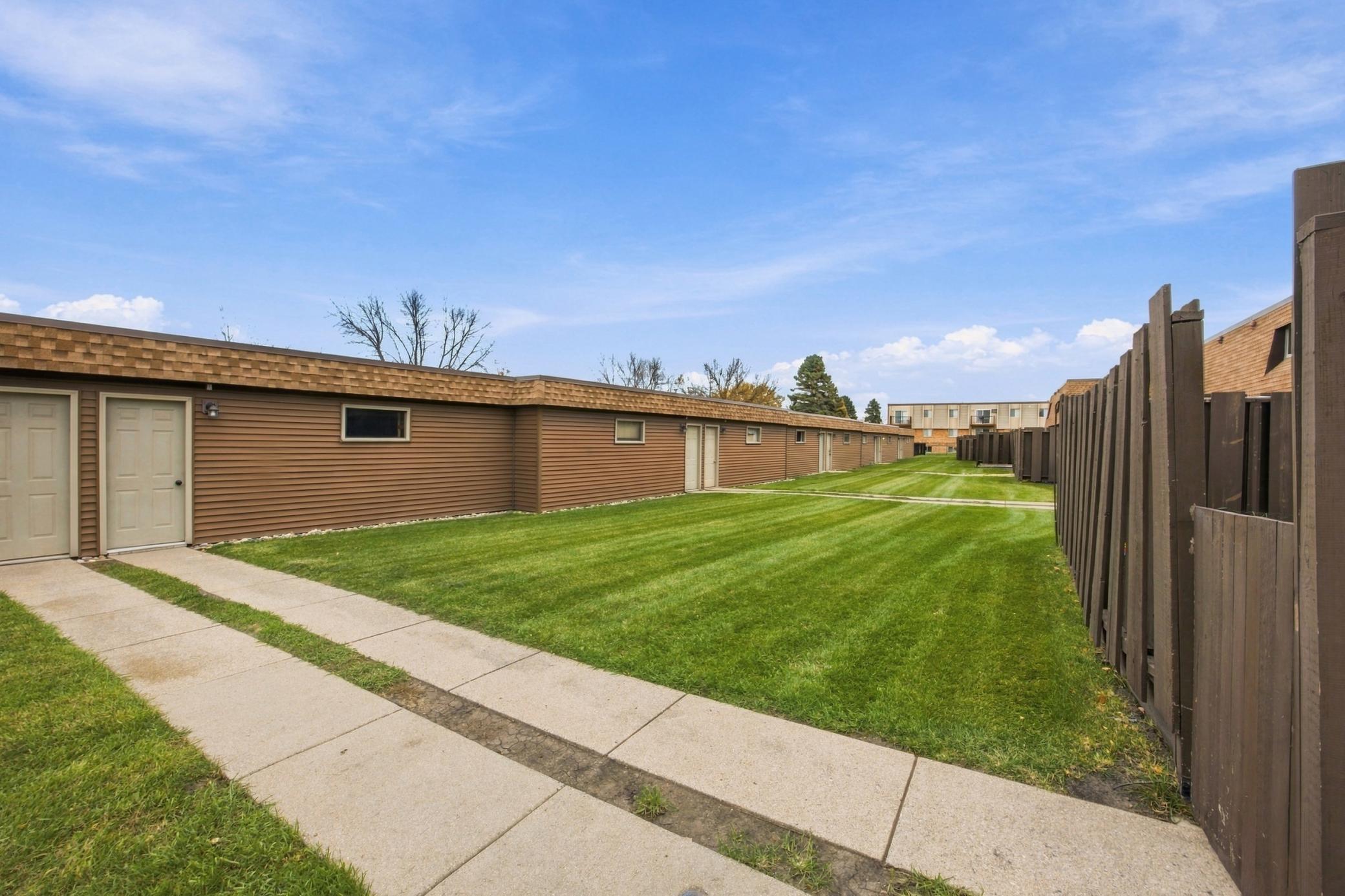 1978 townhouse for sale at 1402 E Gateway Circle S in Fargo, ND — 2 bed, 2 bath (photo 28 of 41)