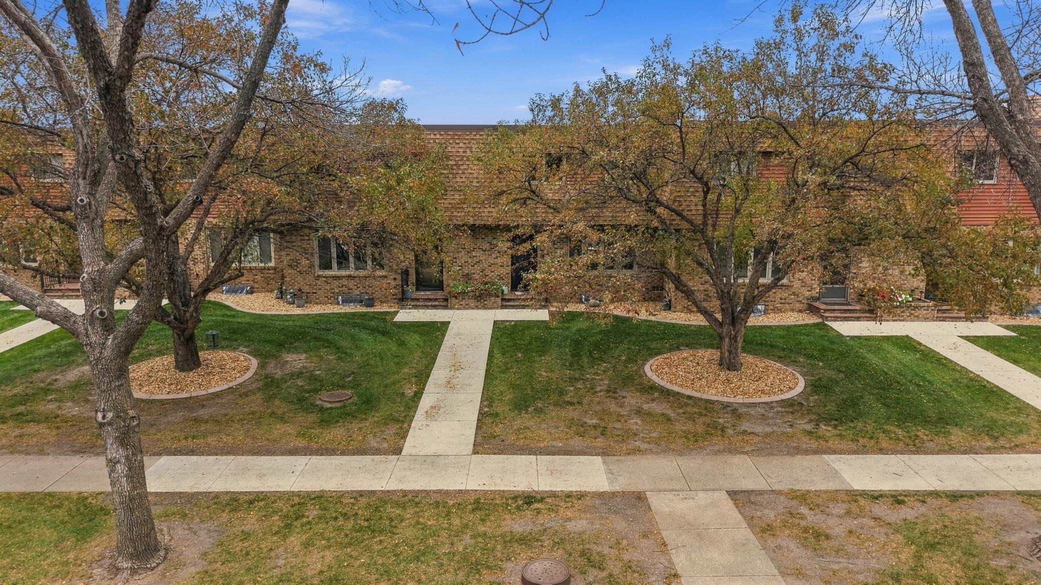 1978 townhouse for sale at 1402 E Gateway Circle S in Fargo, ND — 2 bed, 2 bath (photo 29 of 41)