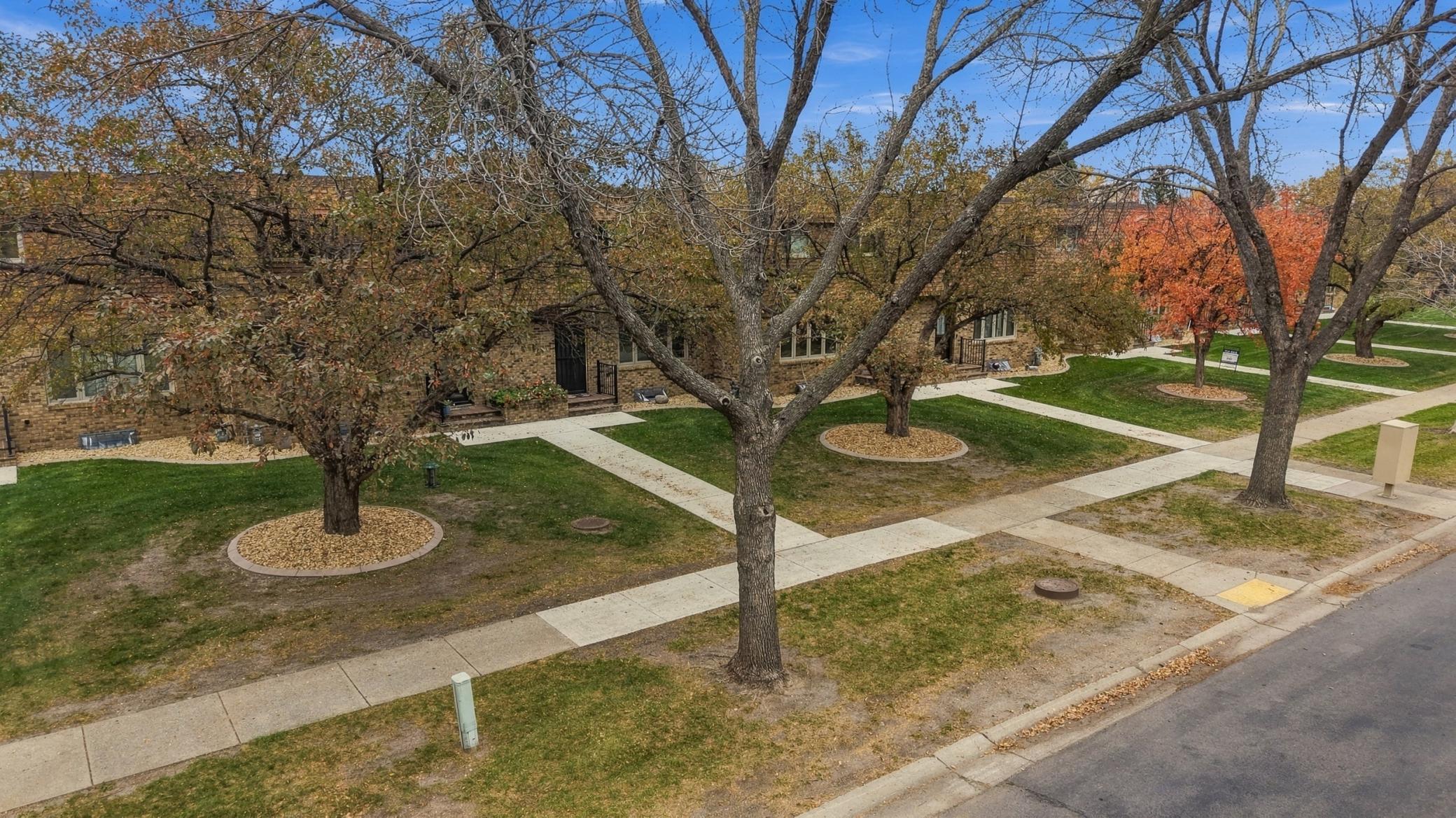 1978 townhouse for sale at 1402 E Gateway Circle S in Fargo, ND — 2 bed, 2 bath (photo 30 of 41)
