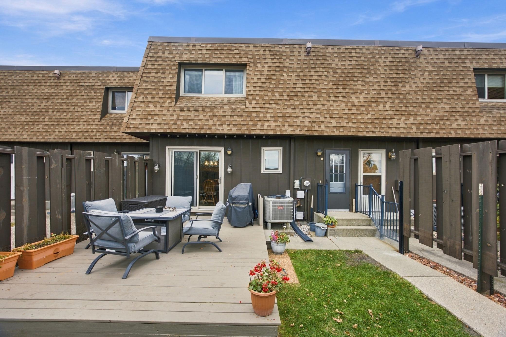 1978 townhouse for sale at 1402 E Gateway Circle S in Fargo, ND — 2 bed, 2 bath (photo 4 of 41)