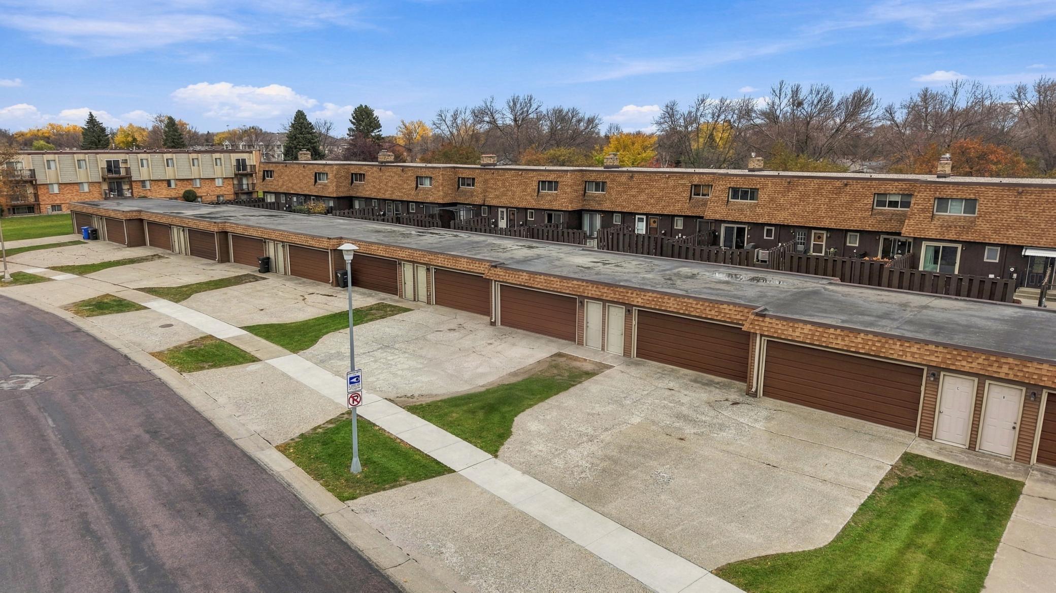 1978 townhouse for sale at 1402 E Gateway Circle S in Fargo, ND — 2 bed, 2 bath (photo 32 of 41)