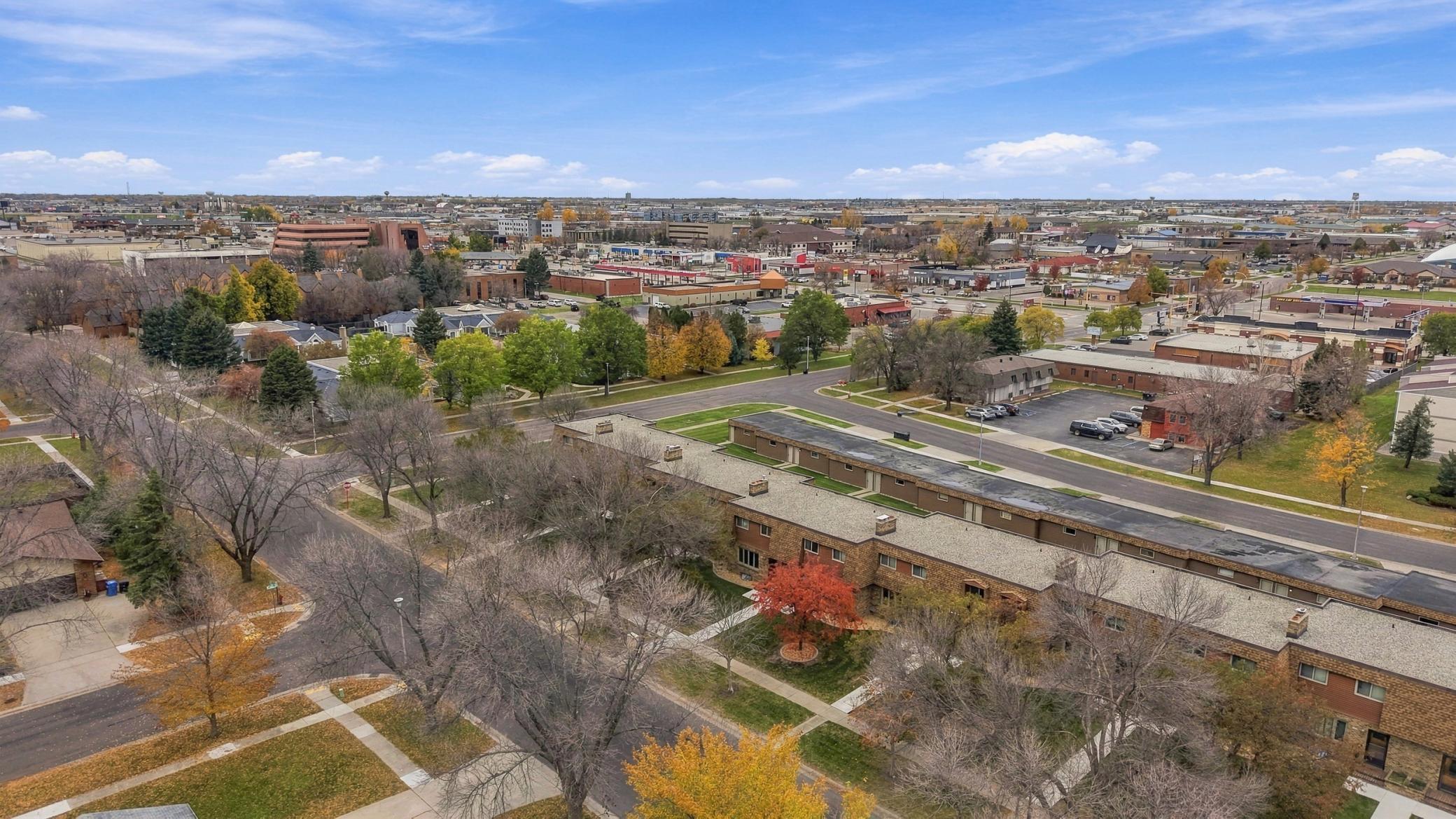 1978 townhouse for sale at 1402 E Gateway Circle S in Fargo, ND — 2 bed, 2 bath (photo 33 of 41)