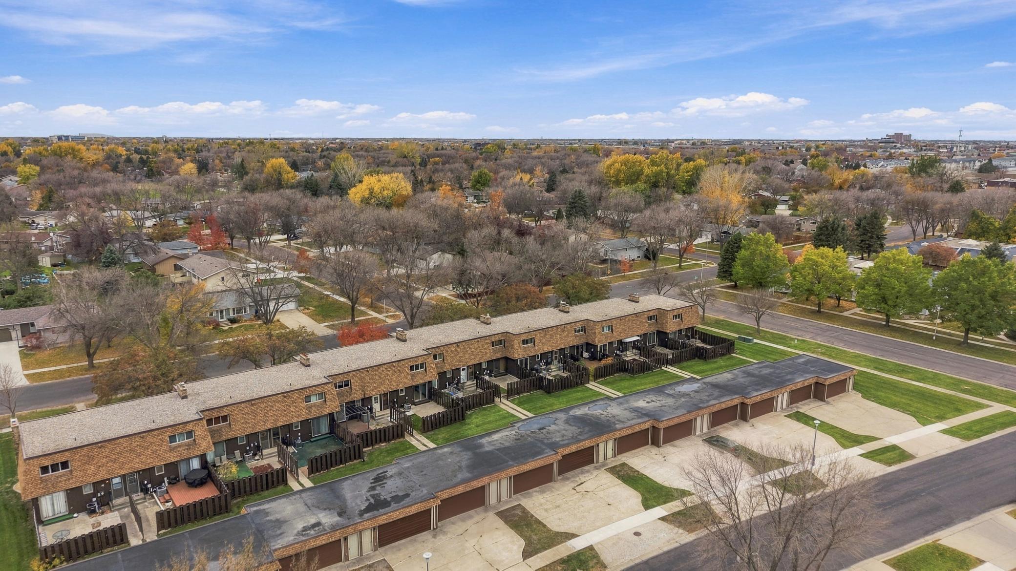 1978 townhouse for sale at 1402 E Gateway Circle S in Fargo, ND — 2 bed, 2 bath (photo 35 of 41)
