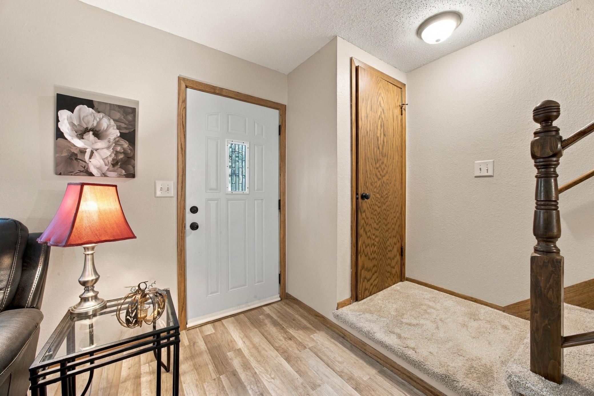 1978 townhouse for sale at 1402 E Gateway Circle S in Fargo, ND — 2 bed, 2 bath (photo 5 of 41)