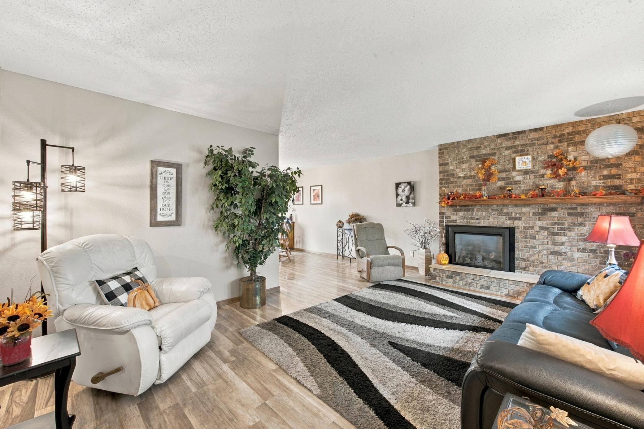 1978 townhouse for sale at 1402 E Gateway Circle S in Fargo, ND — 2 bed, 2 bath (photo 6 of 41)