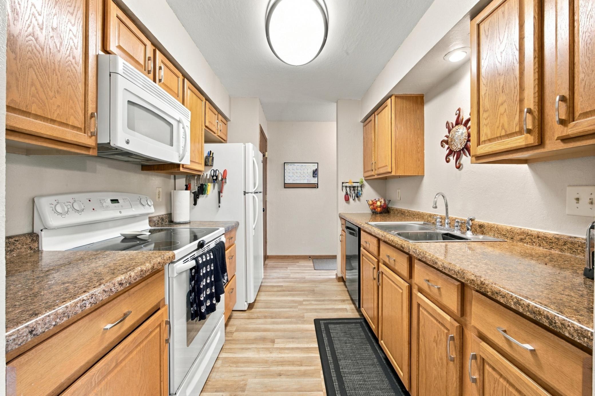 1978 townhouse for sale at 1402 E Gateway Circle S in Fargo, ND — 2 bed, 2 bath (photo 8 of 41)