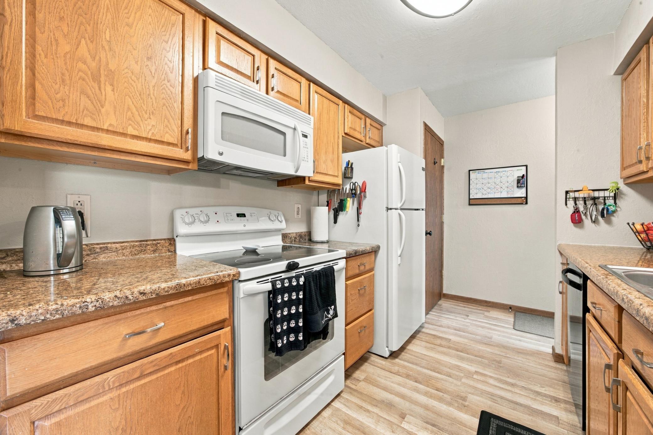 1978 townhouse for sale at 1402 E Gateway Circle S in Fargo, ND — 2 bed, 2 bath (photo 9 of 41)