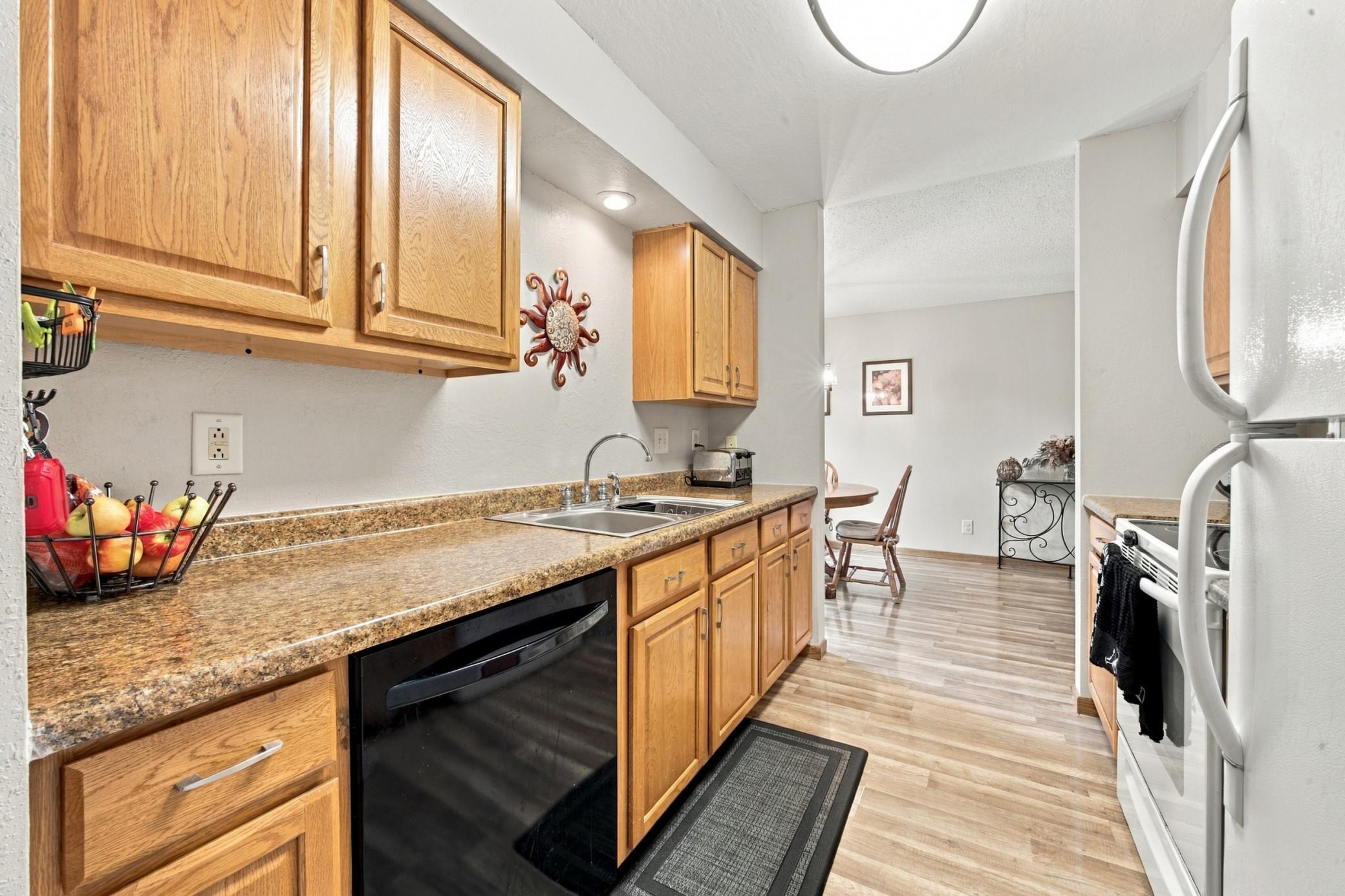 1978 townhouse for sale at 1402 E Gateway Circle S in Fargo, ND — 2 bed, 2 bath (photo 10 of 41)
