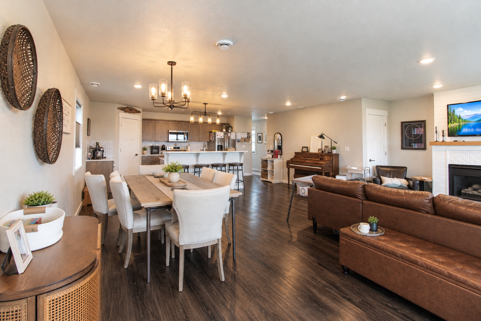 2019 single family home for sale at 1051 46th Avenue S in Moorhead, MN — 3 bed, 3 bath (photo 2 of 39)