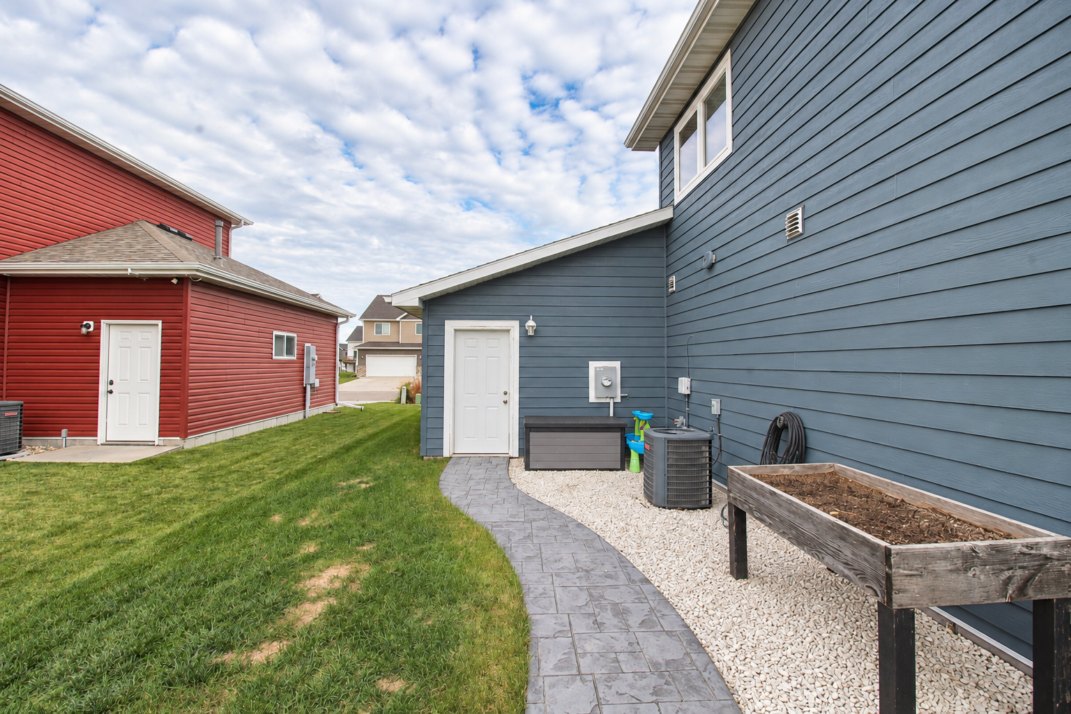 2019 single family home for sale at 1051 46th Avenue S in Moorhead, MN — 3 bed, 3 bath (photo 31 of 39)