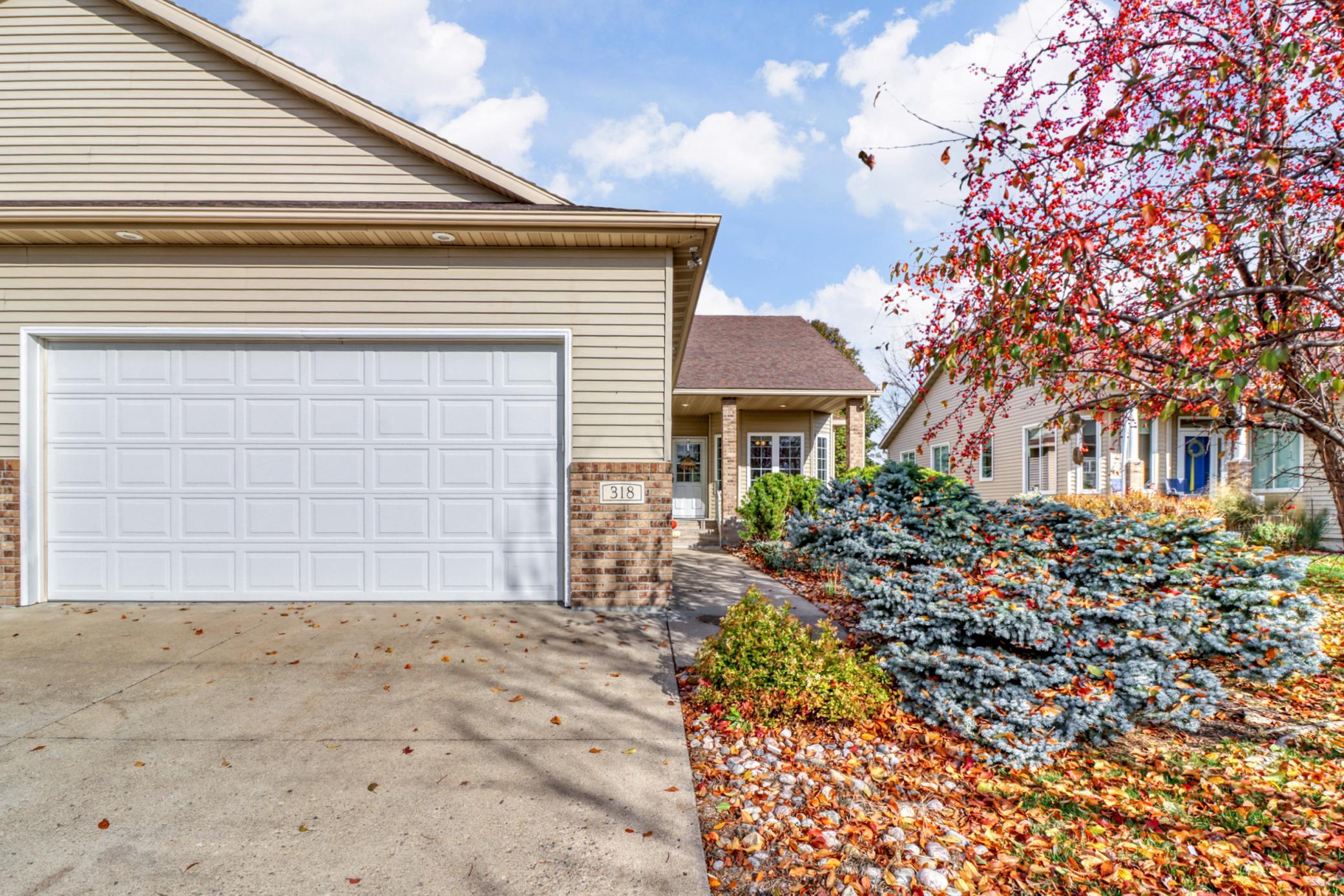 1999 twin home for sale at 318 44th Avenue S in Moorhead, MN — 5 bed, 3 bath (photo 2 of 71)