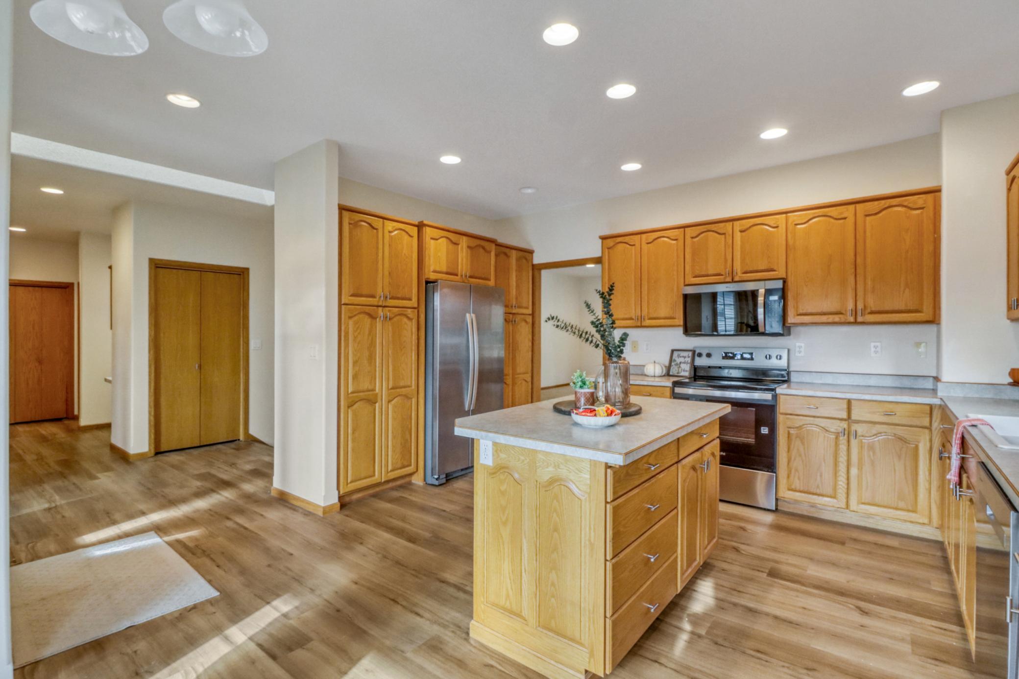 1999 twin home for sale at 318 44th Avenue S in Moorhead, MN — 5 bed, 3 bath (photo 16 of 71)