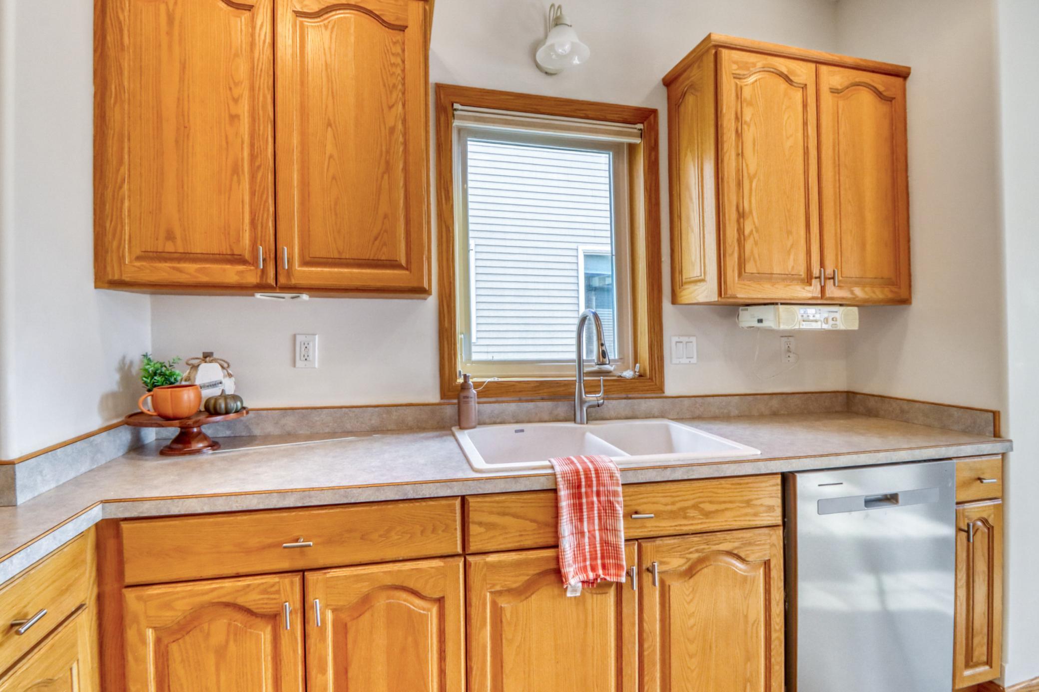 1999 twin home for sale at 318 44th Avenue S in Moorhead, MN — 5 bed, 3 bath (photo 18 of 71)