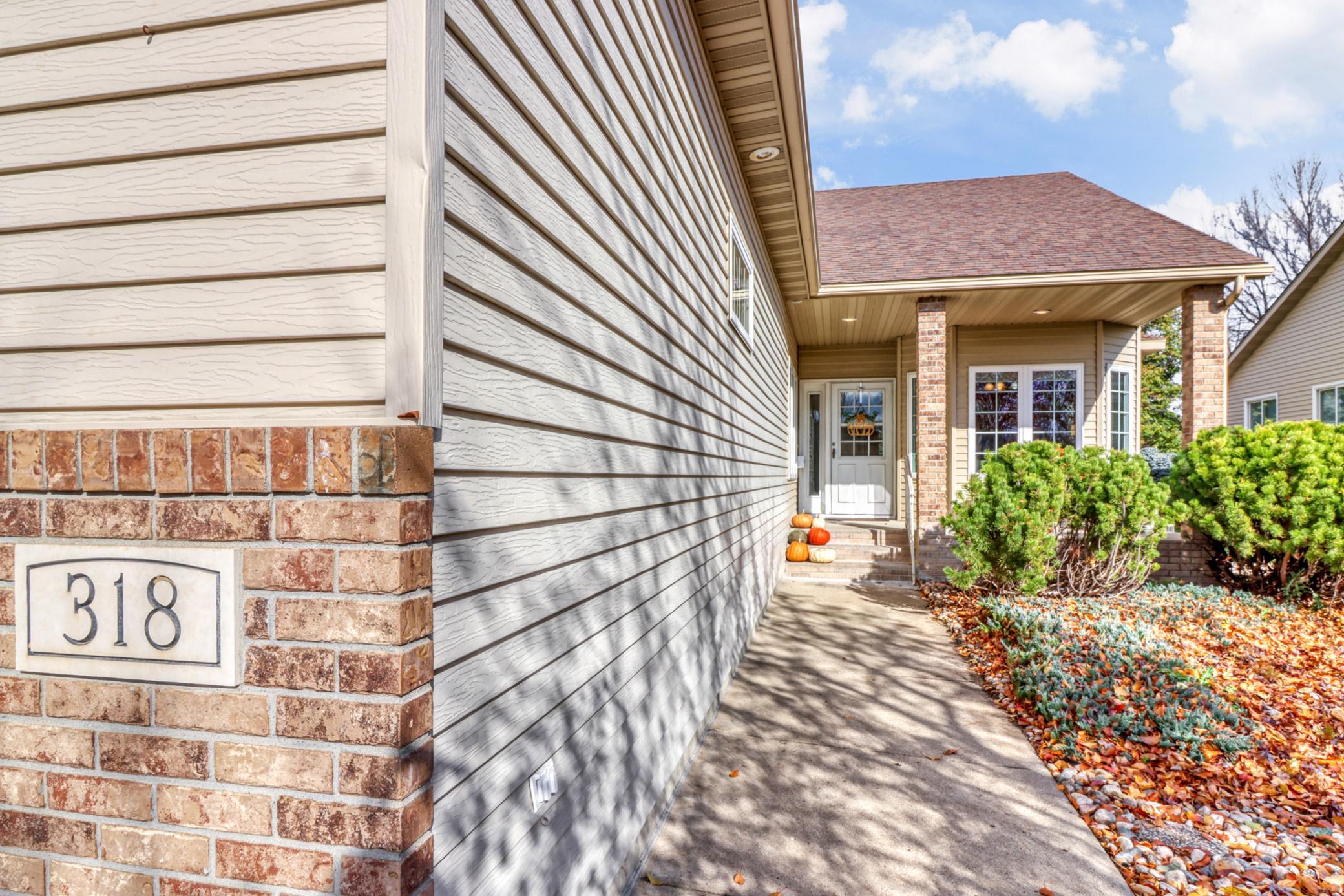 1999 twin home for sale at 318 44th Avenue S in Moorhead, MN — 5 bed, 3 bath (photo 3 of 71)