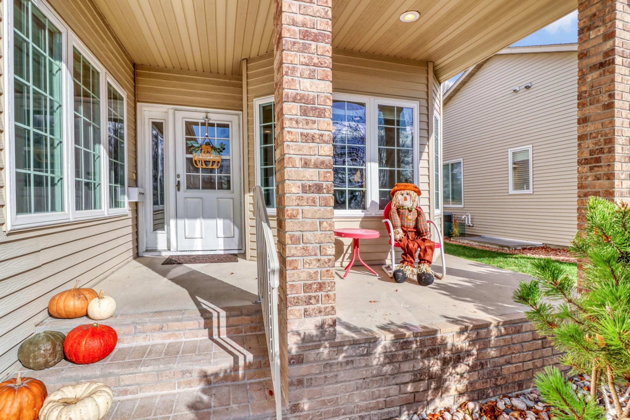 1999 twin home for sale at 318 44th Avenue S in Moorhead, MN — 5 bed, 3 bath (photo 4 of 71)