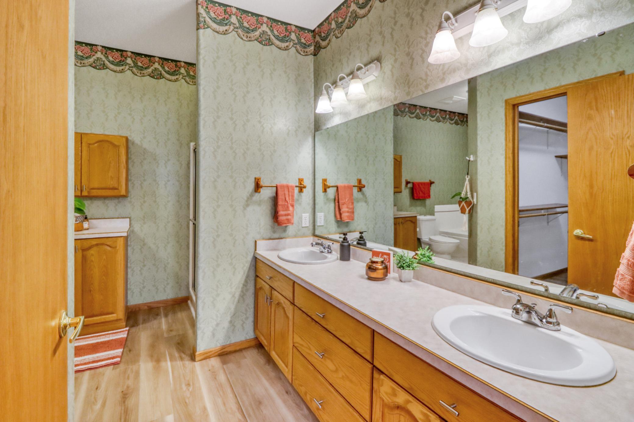 1999 twin home for sale at 318 44th Avenue S in Moorhead, MN — 5 bed, 3 bath (photo 35 of 71)